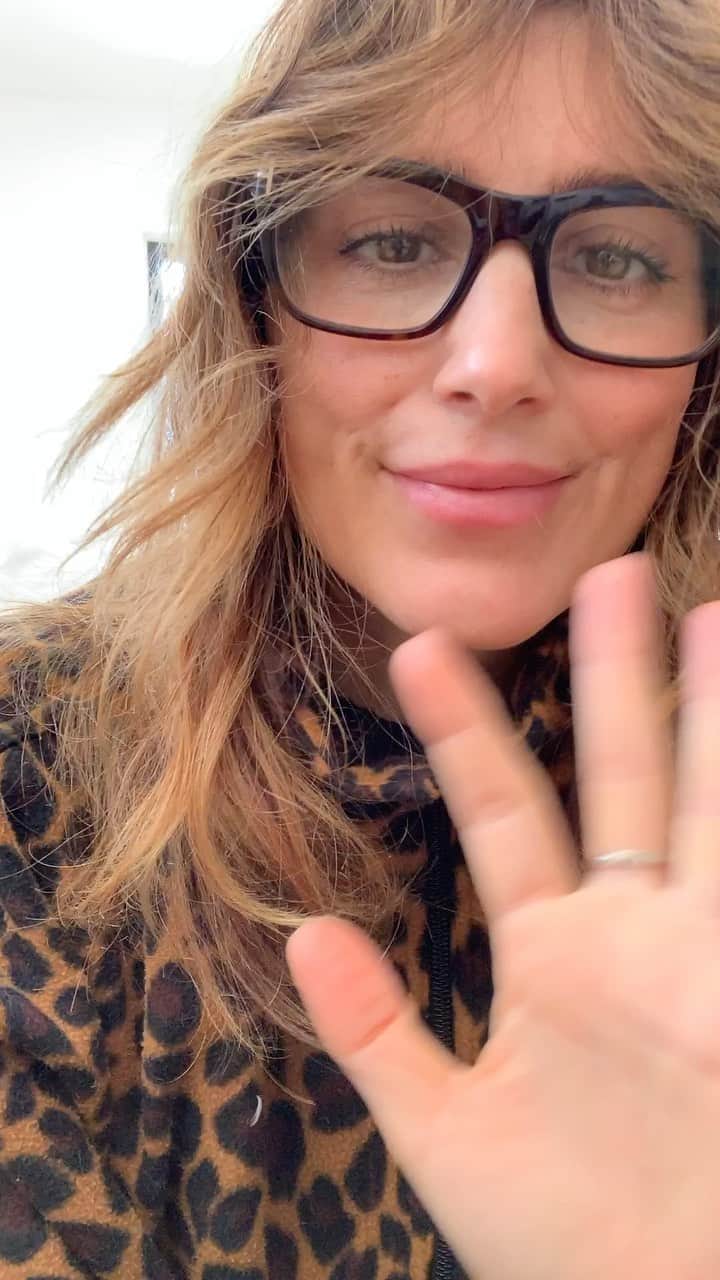 ジェニファー・エスポジートのインスタグラム：「Come support female, LGTBQ, non binary filmmakers. Follow @arebelliousact see you this eve!!」