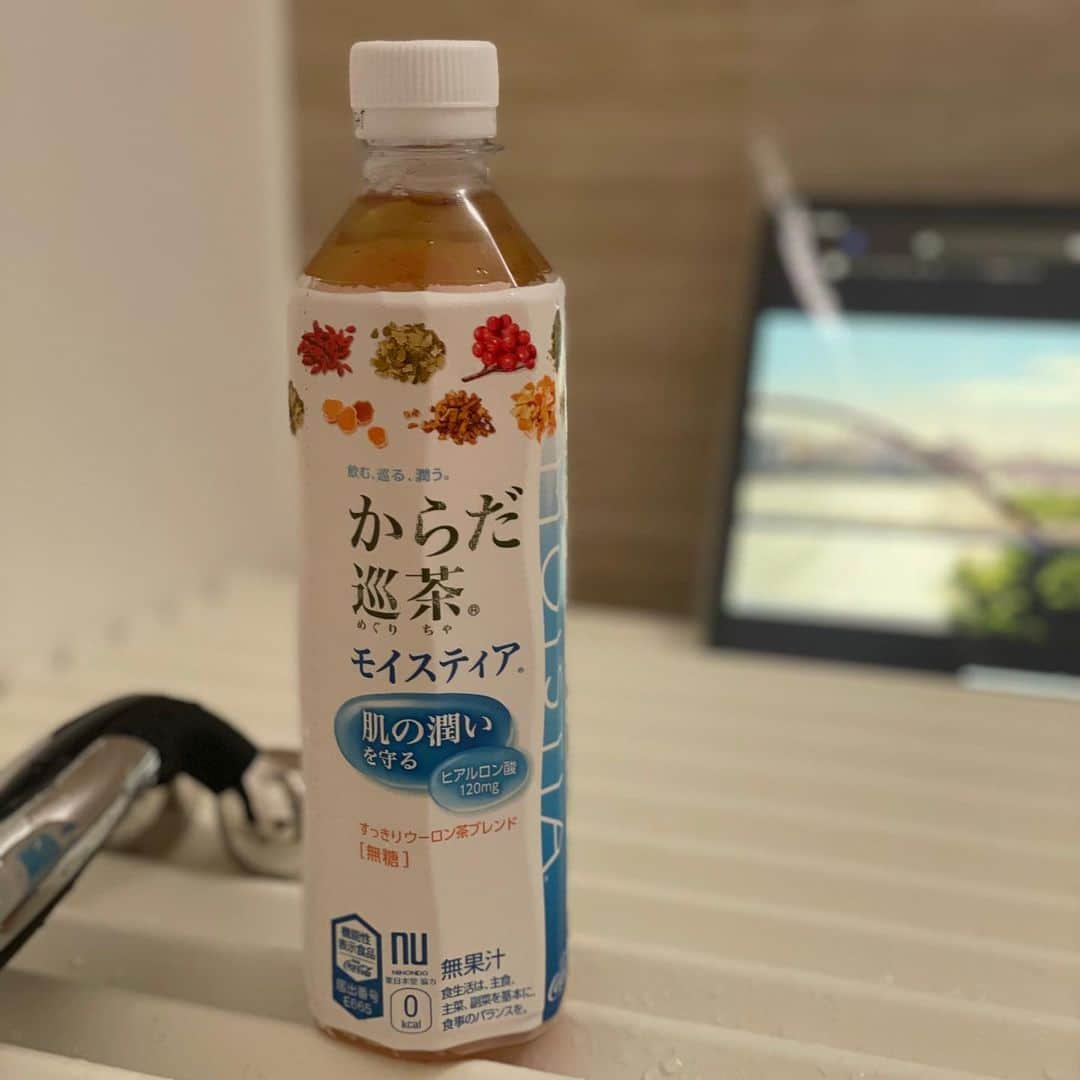 steady.さんのインスタグラム写真 - (steady.Instagram)「おうち時間でよかったことは、 ゆっくりお風呂に入れること💛  最近は #韓国ドラマ #スタートアップ夢の扉 にハマっているので、余裕があるときは1話お風呂で見てます😌  長時間お風呂に入るときは、 水分補給も大事！  #からだ巡茶モイスティア  が最近の推し🍷  ウーロンベースでスッキリとしていて飲みやすく、ヒアルロン酸配合なのもうれしい😂  みんなもぜひ試してみてー！  #雑誌ステディ #steady #steadymagazine #ステディ #fationmagazine #ファッション雑誌　#雑誌　  #ol #働く女子 #働く女性   #美容 #美容好き #美容好きな人と繋がりたい #保湿ケア  #からだ巡茶」2月13日 1時42分 - steady_tkj