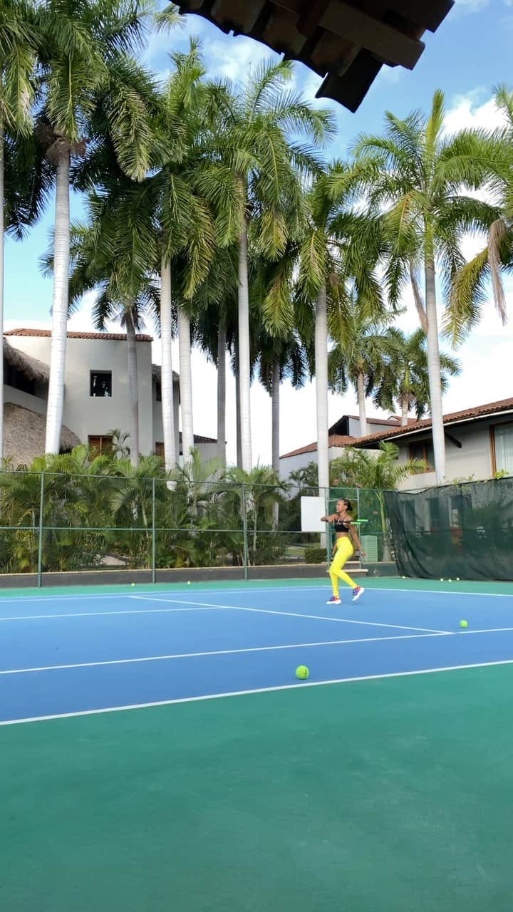 カルーシェ・トランのインスタグラム：「I’ve never been athletic and I’ve never played tennis so don’t judge me! I’m just tryna do new things and live my best little life 😁 @thompsonzihuatanejo」