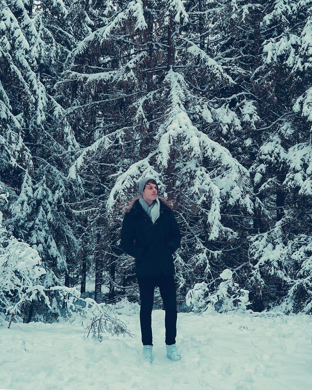 のインスタグラム：「Breathe just hit 1 million on Spotify! Big thanks for listening ☃️❄️ Sunrise Mix out soon!」