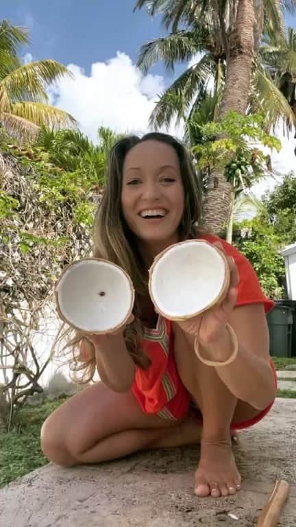 キノ・マクレガ―のインスタグラム：「Pineapple juice is my favorite. I also love grapefruit juice. And ginger too! I cut up a papaya from my garden and some local star fruit. This is why I love Miami 💕 _ Should I do more IGlive like this? Leave me a comment below and let me know. _ The juicer is @namawell Use code KINO10 for 10% off if you want to try it. _ #fruit #pineapple #coconut #papaya #kinoyoga #miamifruit #yoga #vegan #yogi  ☀️」