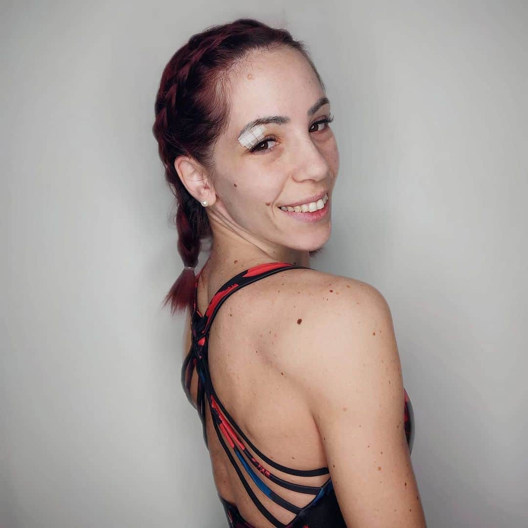 ニコーレ・デラ・モニカのインスタグラム：「Ho provato a farmi le trecce 😅 non sono una pro, ma dai non sono venute così male 🥰 #figureskating • • • • • • • #hairstyle #braids #notbad #picoftheday #lightring #havefun #hair #instadaily#boxerbraids #athletelife #sportwomen #sport #beauty #athlete #skatergirl #iceskater」
