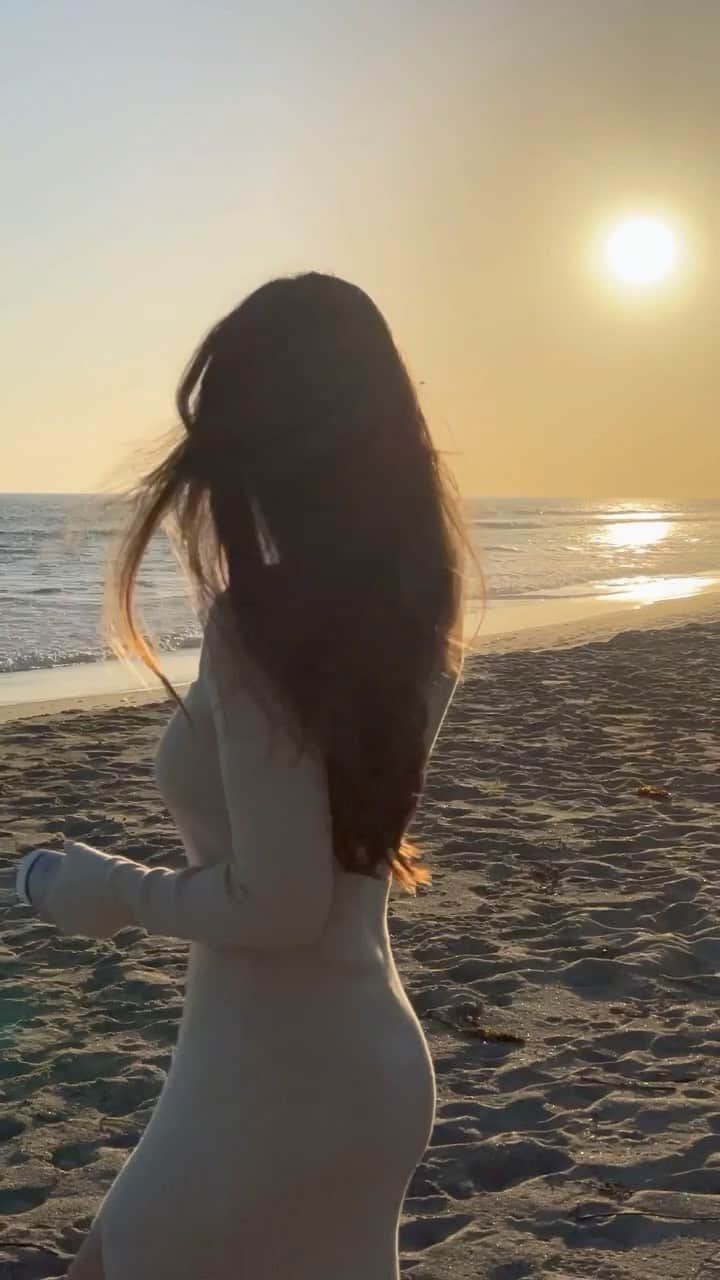 Marianna Hewittのインスタグラム：「What makes you feel more calm?   Some days are more stressful than others and one day when I was feeling especially anxious, I reached for my @arrae.co calm supplements and instantly felt at ease. It truly helped me when I was needing to feel relaxed, without being drowsy. There is a simple blend of four herbs, minerals and vitamins to relax the body and mind to help. #arraepartner」