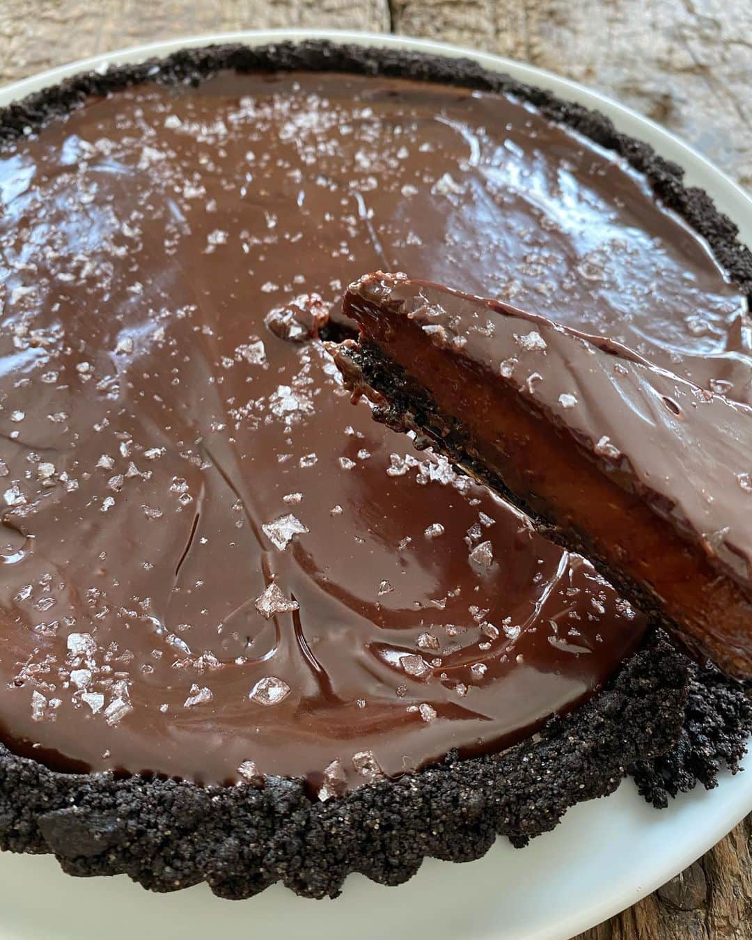 アイナ・ガーテンのインスタグラム：「Show your Valentine how grateful you are to have them in your bunker this year with this Dark Chocolate Tart. It was inspired by a recipe in Erin French’s cookbook, The Lost Kitchen. I’m obsessed. It’s so easy to make and delicious!! Recipe link in profile.  @thelostkitchen」