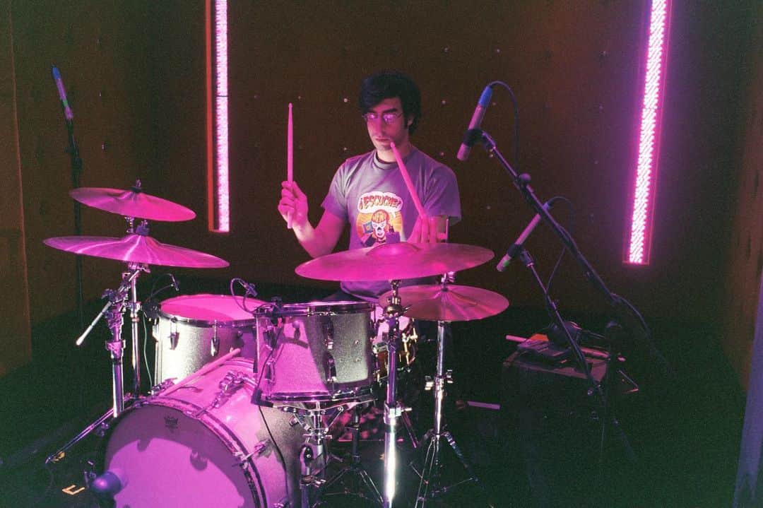 ヤー・ヤー・ヤーズのインスタグラム：「Be like Brian- eat dessert first today!  it’s @brianchase123 ’s bday 🎂❤️🥁 📷 @little_vampire」