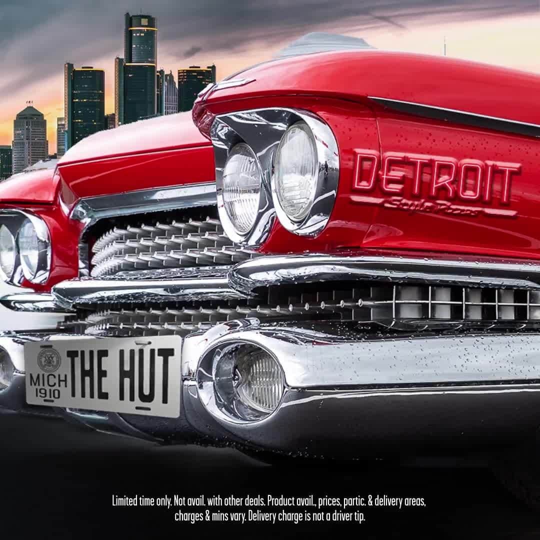 Pizza Hutのインスタグラム：「HONK IF YOU’RE HUNGRY FOR THE NEW #DETROITSTYLEPIZZA 🚗 Inspired by Detroit, delivered by The Hut.」