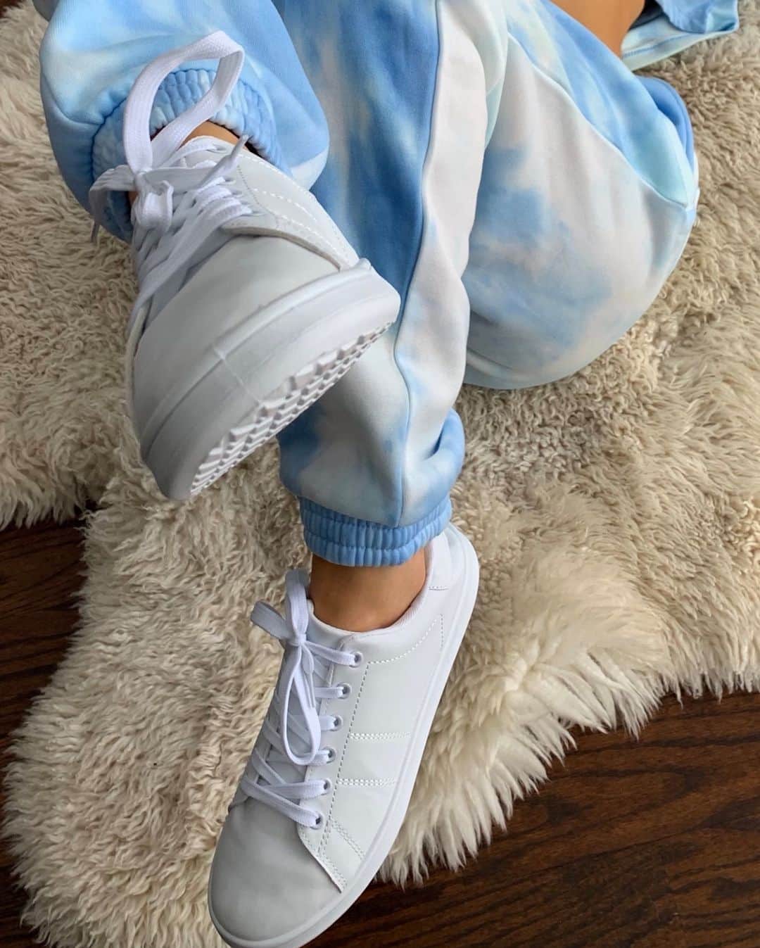 Charlotte Russeさんのインスタグラム写真 - (Charlotte RusseInstagram)「kick it with us💙☁️ ALL footwear BOGO $1🙌 🔎"Fleece Blue Tie Dye Jogger" 🔎"Lace-Up Faux Leather Tonal Sneaker" #charlotterusse」2月13日 2時01分 - charlotterusse
