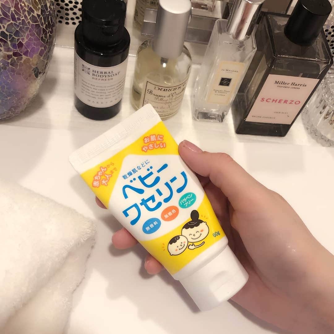 真山景子のインスタグラム：「ワセリンと牛乳石鹸（青）について♡  ワセリンは普段は薬局で買える白ワセリンを使ってますが、こちらのベビーワセリンも白ワセリンと内容ほぼ同じだそうです。✨  私は薬用リップ代わりにほぼ白ワセリン使ってるよ💄　粘膜に使えるこちらは万能薬みたいな感じ。乾燥しやすいところは積極的に塗っちゃうw  牛乳石鹸の青と赤の違いは、赤の方が保湿力があるみたい🍀でも我が家は、固形石鹸なのに、キュキュっときれいに洗えちゃうところに惚れ込みすぎて青派なのです。心底汚れも落ちるし、昔からある、お肌に優しい成分の牛乳石鹸は、汚れを落とす天才！✨これできれいに洗えたあとにお子様はもちろん、自分にもたっぷり保湿を与えてあげましょう✨✨✨👍  洗う、潤う、持続するなどたくさんの化粧品は役割によって使い分けている我が家です👑  子供のこのツルツルのお肌を守ってあげるのは、昔ながらの定番が強し👍✨✨✨」