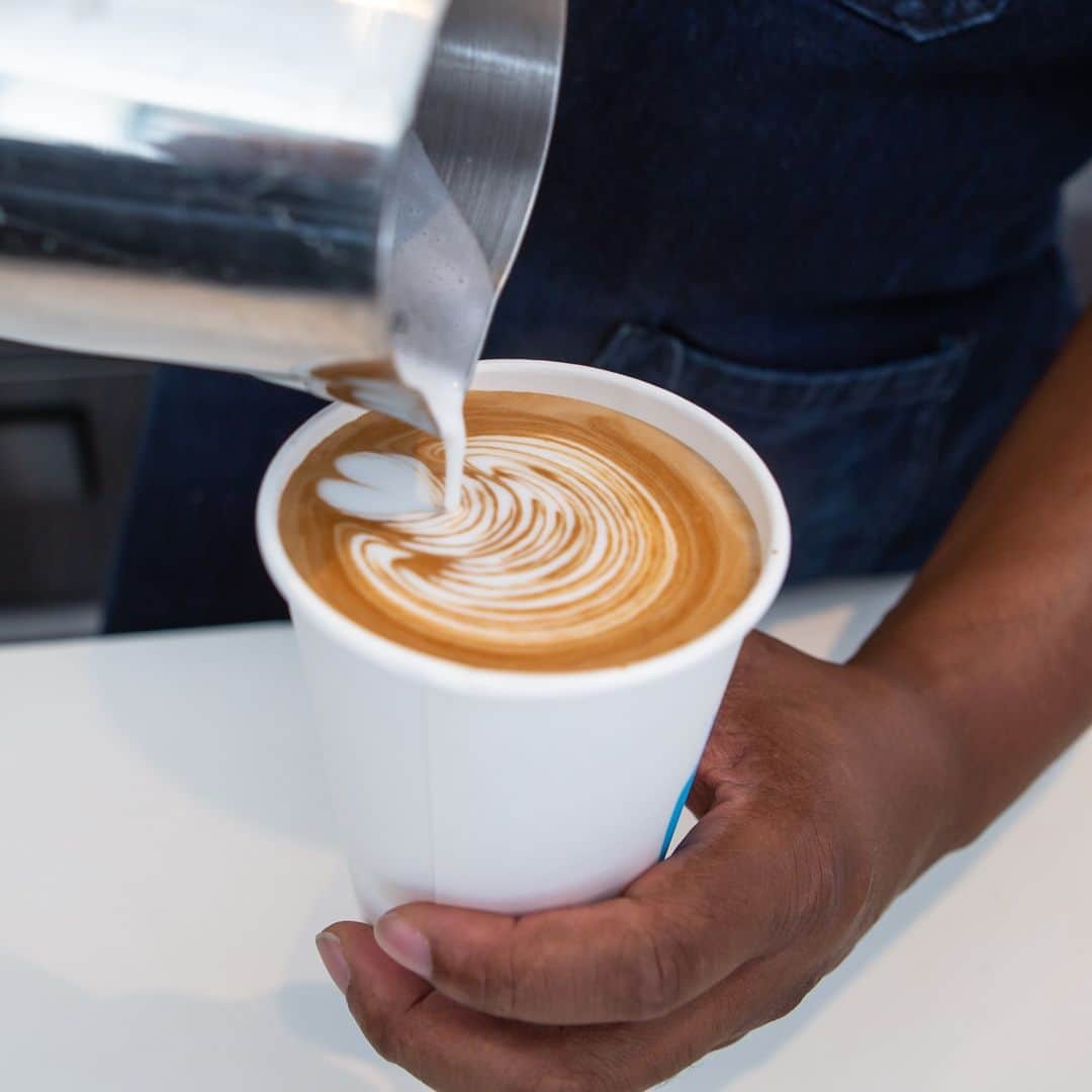 Blue Bottle Coffeeのインスタグラム：「We’ve been celebrating the affinity between chocolate and coffee for the past week, so we can’t forget to show some love for the mocha. The tradition of combining coffee, chocolate, and milk or cream dates back to eighteenth-century Turin’s Caffè al Bicerin. For our mocha, we start with a generous base of lush melted @tchochocolate and a shot of our Hayes Valley Espresso and pour in the steamed milk of your choice. Use our link in bio to order one on the app to pick up at your local cafe. 📸 @amarie.jpeg」