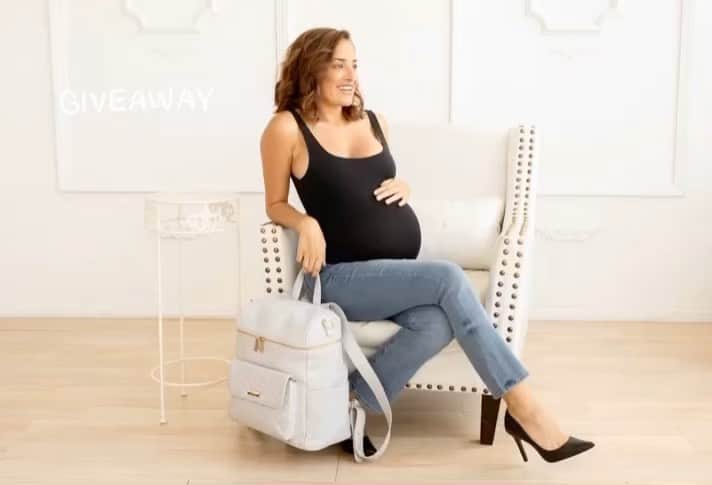 ジェマ・マリンのインスタグラム：「V A L E N T I N E’ S  G I V E A W A Y  Closed ♥️  We have teamed up with @luli.moms and an amazing group of mamas to gift 3 winners 3 Monaco Bundles from @luli.bebe♥️ Each bundle includes a Monaco Diaper Bag, Monaco Travel Bag and the cute Monaco Snack Bag!   Here’s how to enter: Like this post Head over to @luli.moms and follow their instructions  THAT’S IT!  Closes in 72 hours!  Not affiliated with Instagram.  Good luck!💕   #momtobe #pregnant #diapersbag #pregnancy #firsttimemum #bump」