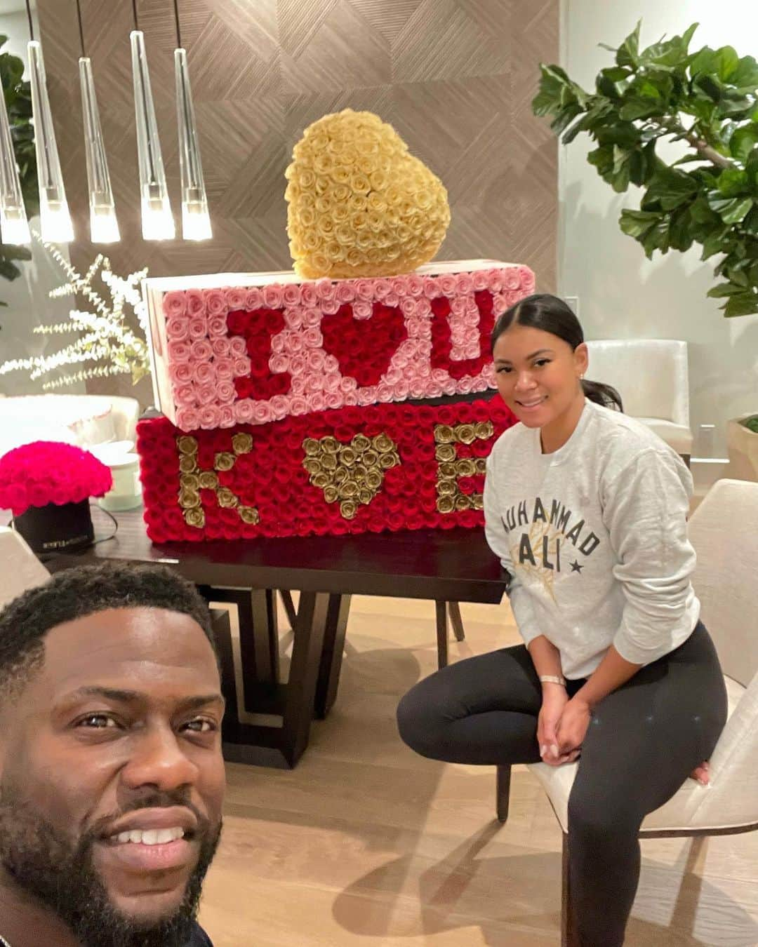 ケビン・ハートさんのインスタグラム写真 - (ケビン・ハートInstagram)「Early Valentine's Day flowers for the wife courtesy of @venusetfleur」2月13日 2時02分 - kevinhart4real