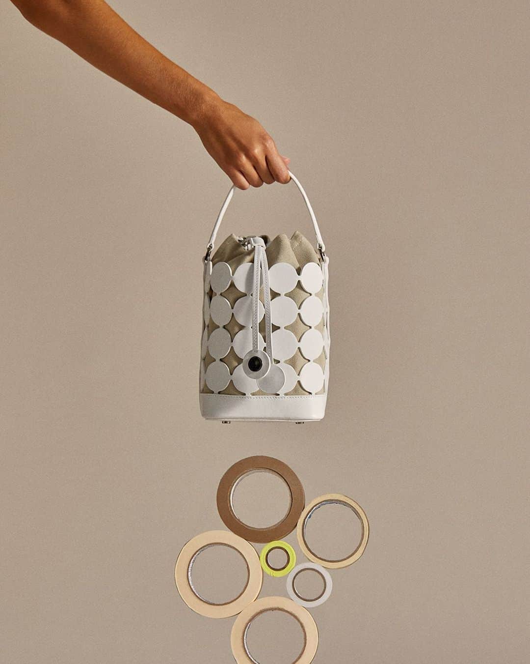ピエール アルディさんのインスタグラム写真 - (ピエール アルディInstagram)「What is your favorite shape of bag? — Introducing the BULLES bucket bag — #PierreHardySS21 #NewCampaign」2月13日 2時03分 - pierrehardy