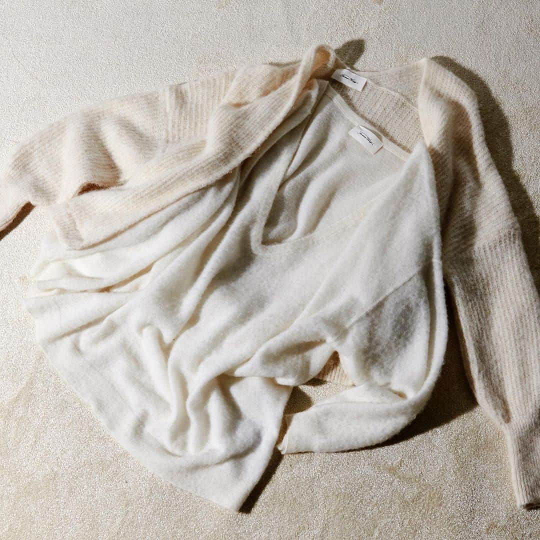 アメリカンビンテージのインスタグラム：「🇺🇸 Whenever we talk with our creation studio, they never mention fashion. Or trends. Instead, they talk about the "hand" of the fabrics (the way the fabrics drape) and the feel of each material. We want these to be unique and ultra-sensorial to dress all bodies and all skin. . #americanvintage #fashion #womenswear __ 🇫🇷 À chaque fois que l'on échange avec notre studio de création, on ne nous parle jamais de mode. Encore moins de tendances. Non, on évoque plutôt la "main" des tissus (la façon dont ils se tiennent) et le toucher de chaque matière. Nous les voulons uniques et ultra-sensoriels, pour habiller tous les corps, toutes les peaux. . #americanvintage #fashion #womenswear」