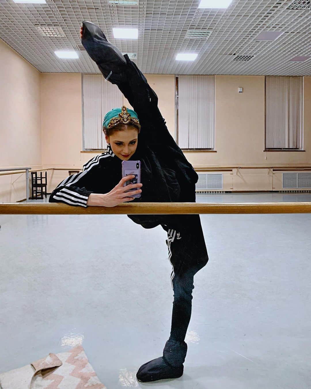 ダリア・イオノワのインスタグラム：「весь искривлялся,  пока разогревался 🐒  _______________________________________  #spb #saintpetersburg #mariinsky #mariinskytheatre #mariinskyballet #mariinskydancer #vaganovastudents #ballet」