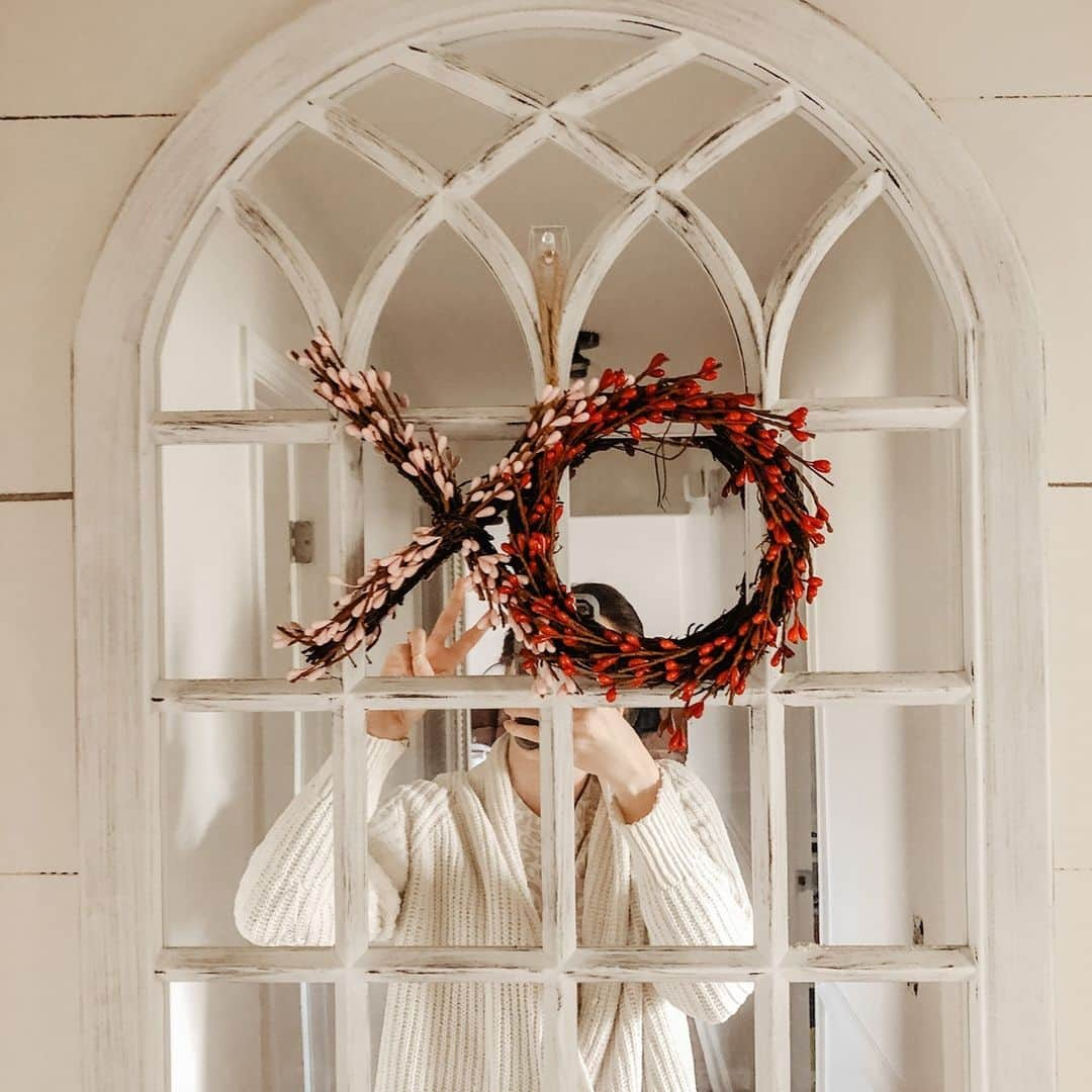 3M（スリーエム）のインスタグラム：「How to say 'I love you' using more than words. 💌❤️ @jaimmcoleman spreads the love all around the house with her seasonal decor using @Command Clear Mini Hooks!  #xoxo #valentines #valentinesdecor #homedecor」