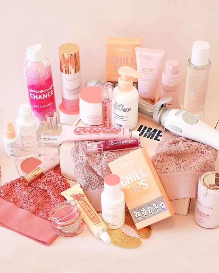 オードリナ・パトリッジのインスタグラム：「💓GIVEAWAY!💓 Celebrating Galentine’s Day with some of my fave female founded brands!  Five lucky winners will each receive this incredible prize pack valued at over $800 from @Wander_Beauty, @Tower28Beauty, @Chillhouse, @Topicals, @Blume, @thebeachwaver, @WearLively and @PeachAndLily. 💕  Here’s how to enter👇 ✨Like this post ✨Follow each founder:  @Dgugnani @AmyLiu47  @OlamideAOlowe  @Taran_Smiles @AliciaYoon212  @The_MichelleGrant  @SarahPotempa @CyndiRamirez  ✨Tag a friend! 1 tag = 1 entry. Unlimited entries.  BONUS ENTRY: Share this post on your story and tag all the brands included in the prize pack!  Valid for U.S. residents only. Winner’s account cannot be private. This contest is not sponsored, administered, or associated with Facebook/Instagram, Inc. By entering, entrants confirm they are 18+ years of age, release Instagram of responsibility, & agree to Facebook/Instagram's terms of use. Contest only open to residents of the Continental U.S. who do not have a PO Box, APO or FPO address.」