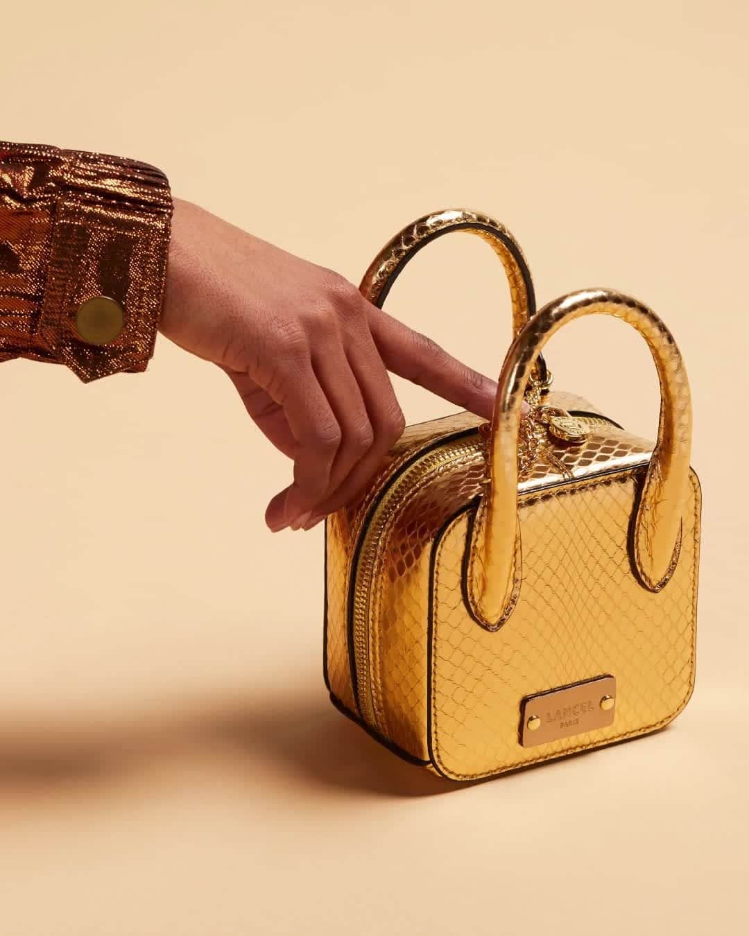 ランセルのインスタグラム：「Joyeux nouvel an lunaire ! Que l'année du buffle vous apporte chance et prospérité ✨ Mini Alice – Doré Happy Lunar New Year! May the year of the ox bring you luck and good fortune ✨ Mini Alice – Gold #AliceByLancel #SS21 #Lancel」