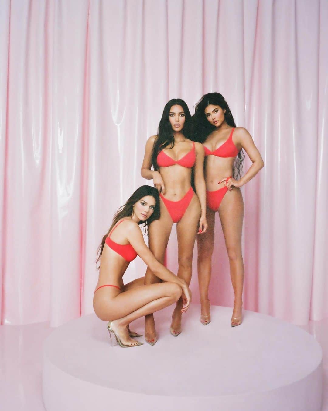 キム・カーダシアンさんのインスタグラム写真 - (キム・カーダシアンInstagram)「Our sexiest @SKIMS collection. Fits Everybody Valentine’s Edition dropping 2/14」2月13日 2時09分 - kimkardashian