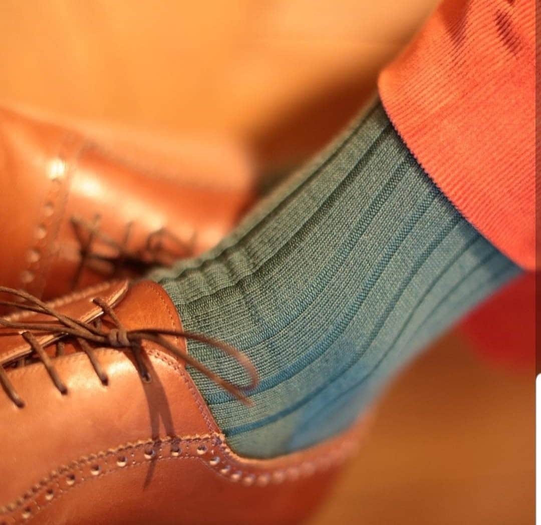 Saphirさんのインスタグラム写真 - (SaphirInstagram)「Perfecting your outfit down to the last detail also means paying attention to your shoelaces and socks. 😉  Parfaire sa tenue dans les moindres détails, c'est aussi s'attarder sur l'entretien de vos lacets et le choix de vos plus belles chaussettes. 😉   #SaphirOfficial #Saphir #ShoeShine #ShoeShining #ShoeLovers #mensshoes #classicshoes #menswear #shoecare #shoelover #shoepolish #womensshoes #shoesaddict #mensfashion」2月13日 2時12分 - saphir_official