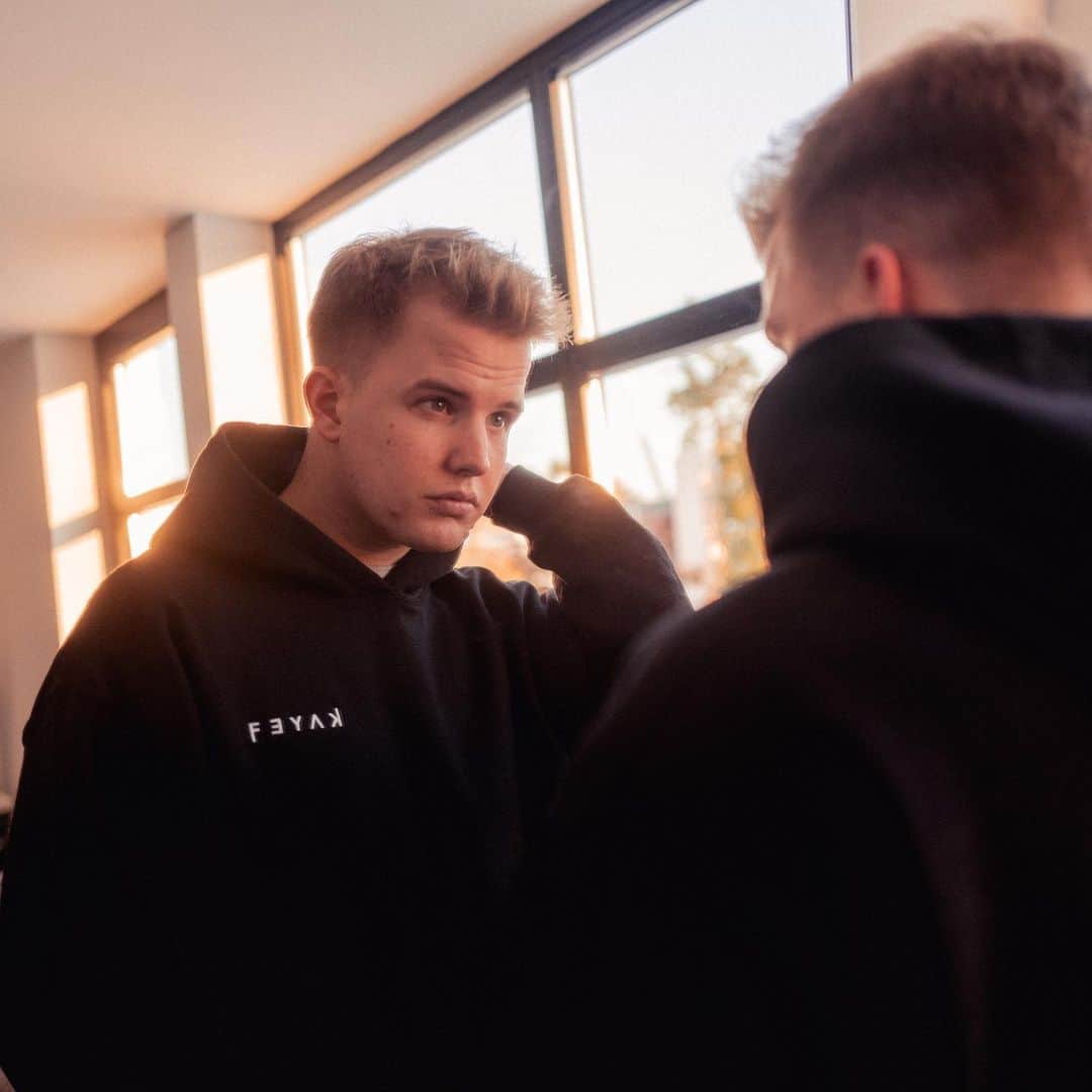 Kayefのインスタグラム：「Neuer Shop Drop jetzt online! www.kayef.de // Checkt die neuen Teile ✌🏻 Ganz viel Spaß und riesen Danke an jeden der sich was gönnt und mich damit unterstützt 🖤 Ihr seid die besten 🙌🏻 #kayef #kayefmerch」