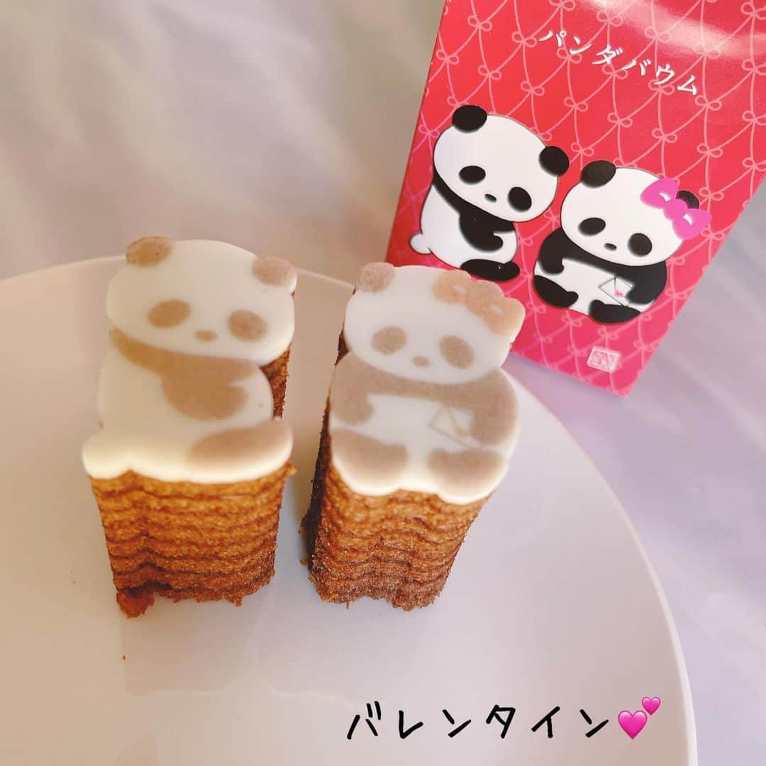 小西さやかのインスタグラム：「【パンダのバウムクーヘン】 メビウス製薬さまから化粧品と一緒にバレンタインにカタヌキヤのパンダバウムをいただきました。 可愛くて食べれない。 . 御心遣い、嬉しいですね(^^) . 協会の男性スタッフには、ダイエット中の人が多かったので、茅場町で有名なイマノフルーツのあまおうにチョコレートがのったものをプレゼントしました！ . #バレンタイン#パンダバウム#バウムクーヘン#カタヌキヤ#メビウス製薬 #バレンタインチョコ #バレンタインデー #パンダのお菓子#パンダ好き」