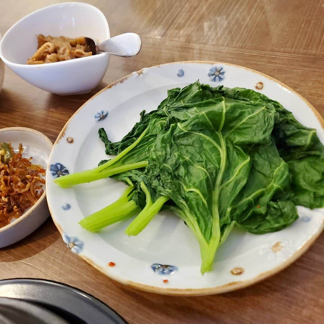 慶元まさ美さんのインスタグラム写真 - (慶元まさ美Instagram)「#若ごぼう 愛が止まらなくて 作っちゃいました。  この時期しか食べることが 出来ない若ごぼうは その全てを食べることができます。  #韓国 ではさっと茹でた野菜や ワカメなどでご飯を包んで 食べるんです。 １年のうちに数日～数週間だけ 市場に並ぶ野菜も多く その時期にはナルムにしたり 茹でて食卓に並べたり 野菜の消費量が多いのも納得です。  若ごぼうの葉は『苦味』が 強いといわれていますが 下処理をすれば大丈夫です。  今回は韓国の調理法を✨  洗った葉を茹でる時、 塩ではなく『砂糖』をお湯の中へ。 韓国では、お野菜の苦味を 抜くときに砂糖を使うんです。  沸騰したところに少し砂糖を入れ入れて30秒くらいかな。 あとは冷水に浸しておきます。 15分～30分くらいで十分かと。 あとは絞ってお皿へ。  今回は一緒に『大根ごはん』 苦味が苦手な方にお薦め ご飯を炊くときに食べやすく 切った大根を入れて炊くだけです。 特に今の大根は甘味が強いので 美味しいですよ。  包みごはんにはヤンニョム醤油 これは各家庭の味があります。  ごはんが進みすぎて 食べすぎちゃうので注意してくださいね😆  そして、私はお腹いっぱいです😅  #韓国家庭料理  #野菜たっぷり」2月13日 13時03分 - preciousmomentk