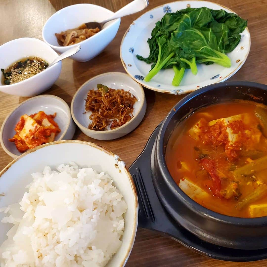 慶元まさ美さんのインスタグラム写真 - (慶元まさ美Instagram)「#若ごぼう 愛が止まらなくて 作っちゃいました。  この時期しか食べることが 出来ない若ごぼうは その全てを食べることができます。  #韓国 ではさっと茹でた野菜や ワカメなどでご飯を包んで 食べるんです。 １年のうちに数日～数週間だけ 市場に並ぶ野菜も多く その時期にはナルムにしたり 茹でて食卓に並べたり 野菜の消費量が多いのも納得です。  若ごぼうの葉は『苦味』が 強いといわれていますが 下処理をすれば大丈夫です。  今回は韓国の調理法を✨  洗った葉を茹でる時、 塩ではなく『砂糖』をお湯の中へ。 韓国では、お野菜の苦味を 抜くときに砂糖を使うんです。  沸騰したところに少し砂糖を入れ入れて30秒くらいかな。 あとは冷水に浸しておきます。 15分～30分くらいで十分かと。 あとは絞ってお皿へ。  今回は一緒に『大根ごはん』 苦味が苦手な方にお薦め ご飯を炊くときに食べやすく 切った大根を入れて炊くだけです。 特に今の大根は甘味が強いので 美味しいですよ。  包みごはんにはヤンニョム醤油 これは各家庭の味があります。  ごはんが進みすぎて 食べすぎちゃうので注意してくださいね😆  そして、私はお腹いっぱいです😅  #韓国家庭料理  #野菜たっぷり」2月13日 13時03分 - preciousmomentk