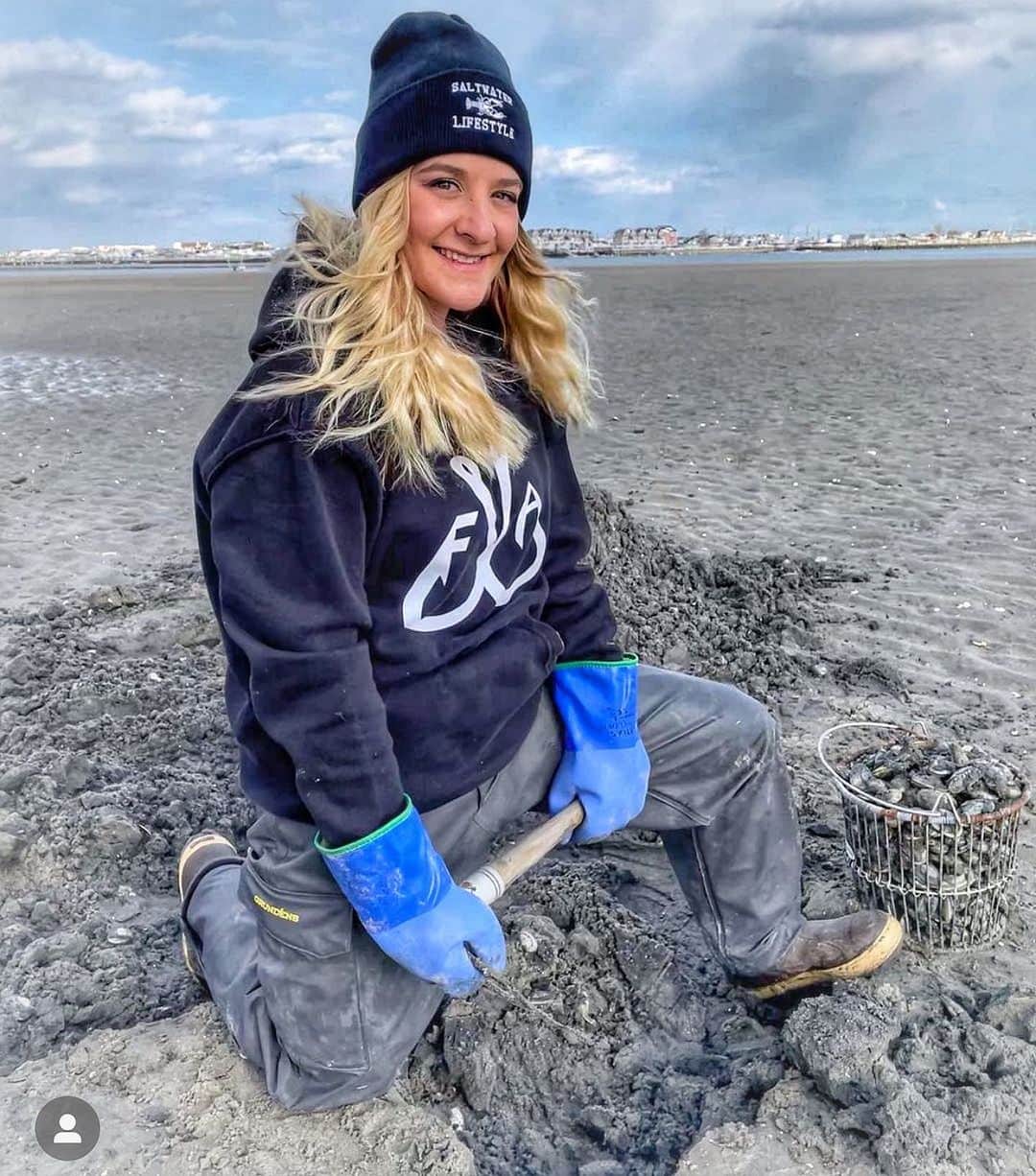 Filthy Anglers™のインスタグラム：「Filthy Female Friday my friends! How many folks go clamming, it’s fishing! Check out this photo by @thevikingdiver of @thatsaltyblonde_ from NH putting in a hard days work. She is an avid angler and does this for a living, very knowledgeable on anything ocean as well! Congrats guys and gals you are Certified Filthy www.filthyanglers.com #fishing #clamming #ovean #newengland #boating #filthyanglers #icefishing #hunting #outdoors #hunt #girlswhofish」