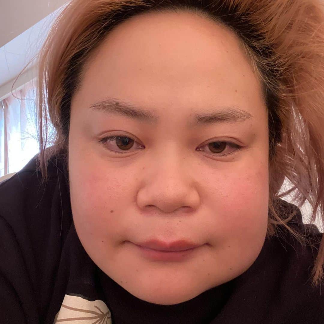 おかずクラブのインスタグラム：「オカリナです！  ゆいPが親知らず抜いて面白フェイスになってた！  朝から何度も笑ってしまう  寝起きだから髪もバサバサ」