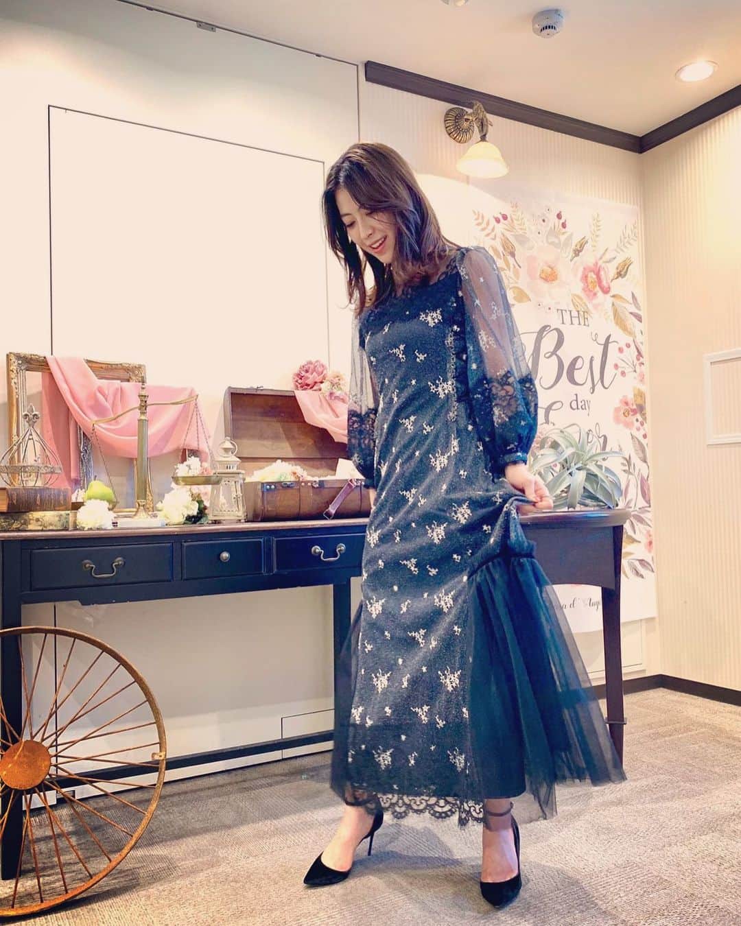 瀧本美織のインスタグラム：「💟 「コツコツ人生館」に出演させていただきます。 放送は明日、バレンタインデーです♡  ウエディング会場で収録したので衣装もパーティな雰囲気で。 タイトめなシルエットが可愛いかったのだけどスカートはひらひらさせたくなる模様です。 👗 @rieka_inoue_gnu   #コツコツ人生館  #知ってるワイフ  #バレンタイン」