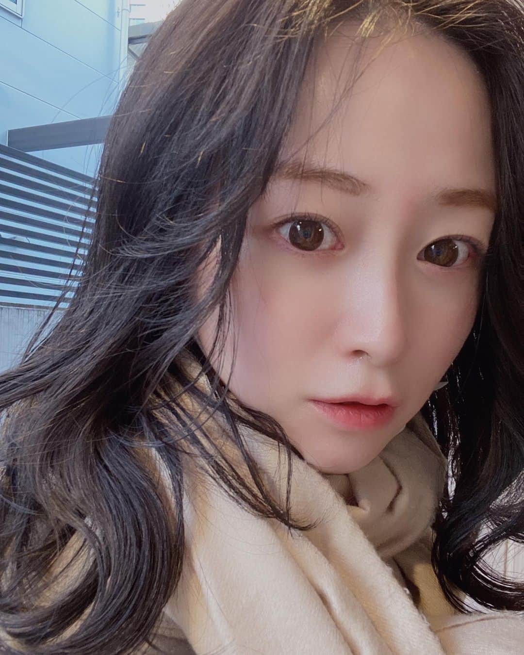 本谷亜紀のインスタグラム：「髪の毛暗くした😊昨日は久々の会社だったけど、同僚にも好評で嬉しかった☺️ ㅤㅤㅤㅤㅤㅤㅤㅤㅤㅤㅤㅤㅤ 前髪は伸ばそうか悩み中〜♨️ハーブピーリングしてからは本当に肌の調子が良いです😆 #セルフィー　#ヘアアレンジ」