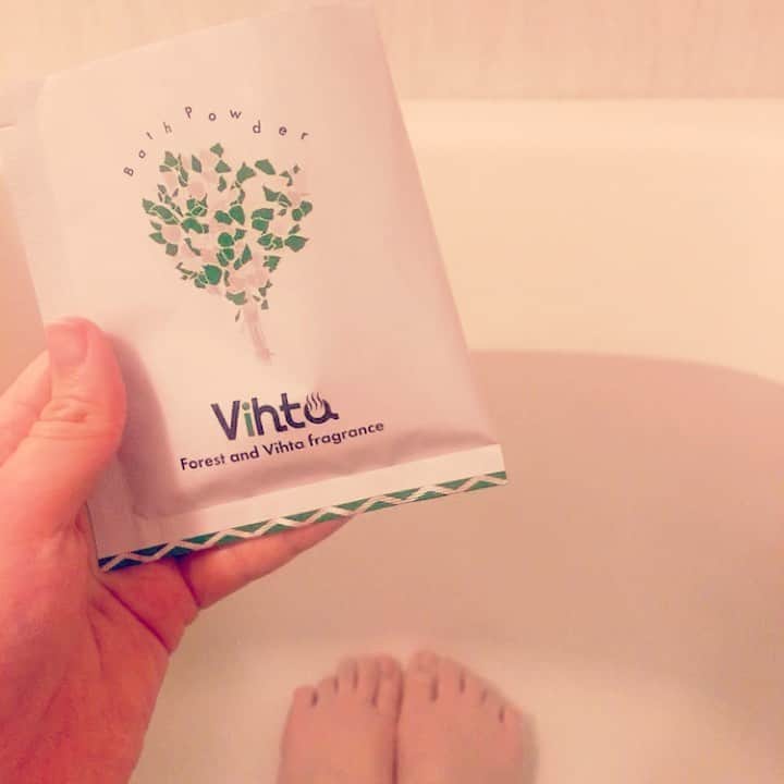 鮭山未菜美のインスタグラム：「🛁Vihta～Forest and Vihta Fragrance🛁 ～森とヴィヒタの香り～  値段♡250円 内容量♡40g 購入♡いただきました♡(オンライン、北欧でも売ってます)  Vihta JPさんの新商品、ヴィヒタ入浴剤🛀🏻✨ もうパッケージが可愛すぎる！！！ 10個セットで買うとお店で陳列してるような感じで洗面所やリビングに飾れて良いし、1個でメッセージつけたり書いたりしてちょっとしたプレゼントにも最適☺️💝  森とほんのりヴィヒタの香りでぽかぽか☺️♨️ 湯色もきゃわいい！！ おうちで温冷交代浴もいいね🌿💕  VihtaJPさんのヴィヒタはどこのよりも香り強くて持ち良くて安くて綺麗で量も多いからヴィヒタ気になる人は(@vihta_jp )見てみてー！ AufgussProfessionalTeam激推しのヴィヒタです🌿🌿🌿 今フォロワー1000人達成プレゼント企画やってはるよ！  久しぶりの投稿でごめんなさいね！ これからちょくちょくアップするようにします／(^o^)＼」