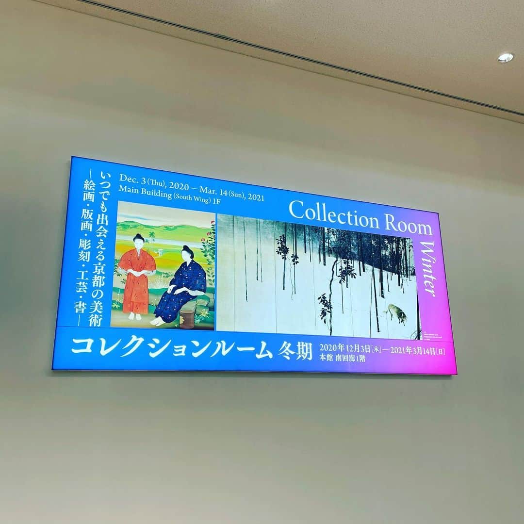 DJ AIKO 62さんのインスタグラム写真 - (DJ AIKO 62Instagram)「京都市京セラ美術館ではこちらへも。 近現代の日本画が数多く展示されている「コレクションルーム冬期」、すごく楽しく鑑賞しました😊  今回も大好きな山口華楊先生の大作が見られて、撮影ができなかったのですが、「霽」というタイトルがついた9羽のカラスが描かれた作品。なぜカラス？なぜ9羽も？とかいろいろ疑問は湧くのですが、そんな風に好きな作家さんの絵を前に考えをめぐらせる時間も楽しいのです😊  写真は1点撮影がokだった木島桜谷の《寒月》。狐をアップにして撮りました。冬枯れの竹林、お腹をすかせているようにも見える狐の表情、いつ見てもドラマのある良い作品だなと思います。  上記「冬に生きる」に続いて「冬の景」「美人画」「版画彫刻工芸」「舞妓」「静物」などなど冬をテーマにゆったりと楽しむことができました。  おすすめです。3月14日までなのでぜひどうぞ。  #京都市京セラ美術館 #コレクションルーム冬期 #岡崎 #京都アート散歩 #美術館巡り #近現代日本画 #おすすめ美術展 #学芸員djのdjaiko62  #京都 #美術館」2月13日 11時37分 - djaiko62