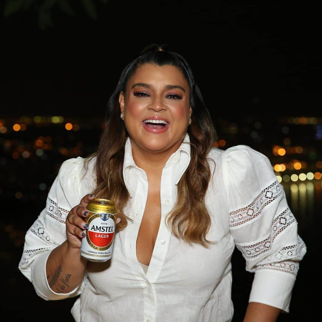 Preta Gilのインスタグラム：「Acabei de fazer a minha primeira live de carnaval, abrindo os trabalhos do ano, mas eu nao podia deixar de vir aqui contar com muita alegria que agora faço parte do Time da Diversidade de Amstel. Juntos, vamos conversar sobre o que mais gostamos de ver no momento, BBB21. Que sucesso! Fui escolhida pra fazer parte de um time maravilhoso, e vamos trazer pra vocês conversas sobre temas importantes como respeito, diversidade e tolerância, e celebrar as diferenças sempre de forma bem-humorada. Afinal, com Amstel, todo mundo é bem-vindo! Obrigada time @amstelbr por essa parceria incrível! E vocês já fiquem ligados nos meus stories, porque que nesse final de semana a marca chega com tudo na casa mais vigiada do Brasil! @AmstelBr #AmstelnoBBB #BebaComModeracao #publi」