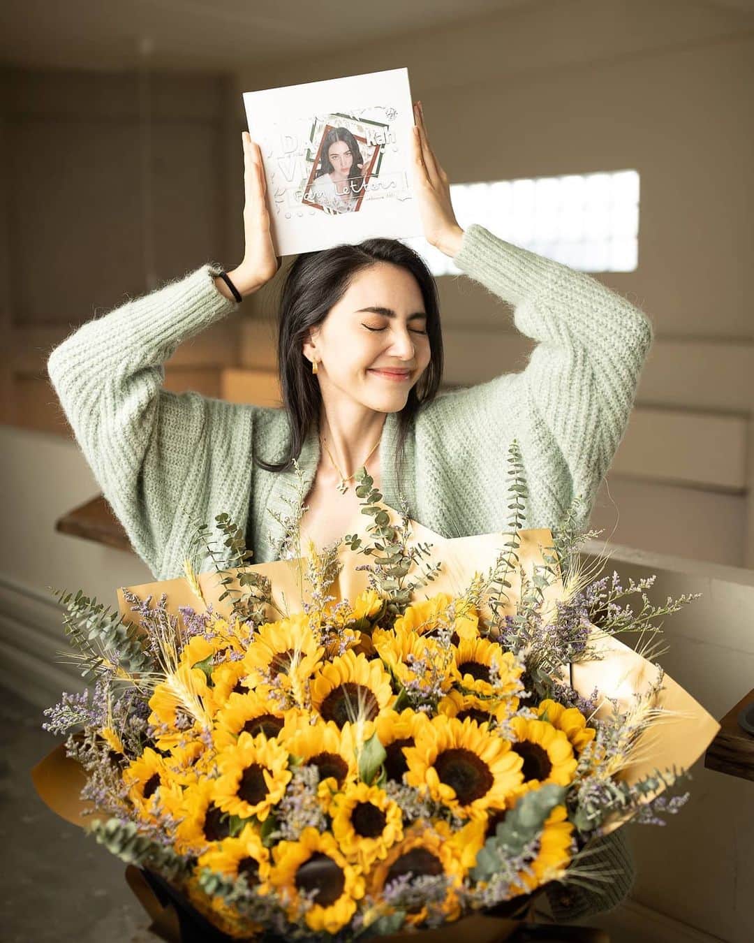 マイ・ダーウィカーのインスタグラム：「เค้ารักของเค้าน้าาาา 🐒❤️🌻 วาเลนไทน์ปีนี้อบอุ่นมากกกกกก  ขอบคุณนะคะ」
