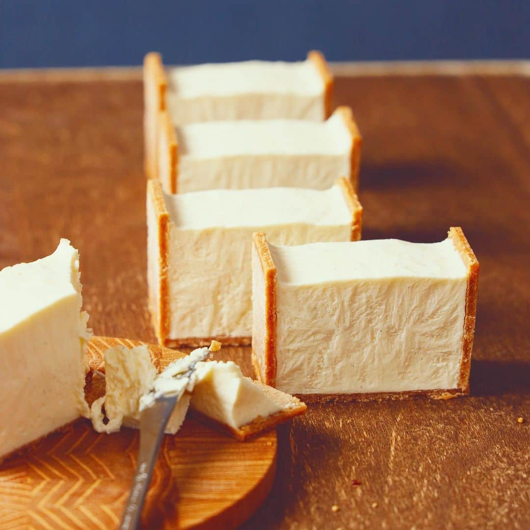 eguchikazuakiのインスタグラム：「【OVEN.Y.  New Cheesecake !!!🧀】﻿ ﻿ めちゃくちゃ不慣れなインスタライブ﻿ 朝からありがとうございました、なんでもやってみないとわからないですね﻿ 終わり方もわからず、動画も残せず、経験と想い出だけが残りました‼️﻿ ﻿ もう皆さんのアイコン画像見たら誰かすぐにわかります﻿ 朝から嬉しかったです﻿ 声に出してお名前を呼びたいくらいだけど😆﻿ 日比谷にぜひ遊びに来てくださいね﻿ ﻿ 今日からはじまります﻿ 伊勢丹新宿オーブンニューヨークの新作は﻿ ニューヨークの定番【ノーベイクNYチーズケーキ】﻿ ﻿ チョコレートたっぷりバブカやマフィンに続いての﻿ シンプルスタイル﻿ ニューヨークの定番チーズケーキの登場ですよ﻿ ちょっとした手土産﻿ 自分用に贅沢なおうち時間をぜひ﻿ ﻿ もうすぐバレンタインだね🍫  #delimmo #デリーモ #オーブンニューヨーク #ovennewyork #newyorkcheesecake #cheesecake #baked #nobakedessert #nobakecheesecake #ノーベイク #ノーベイクチーズケーキ #ペイストリー #pastrychef #newstyle #インスタライブ #不慣れです #またやります」