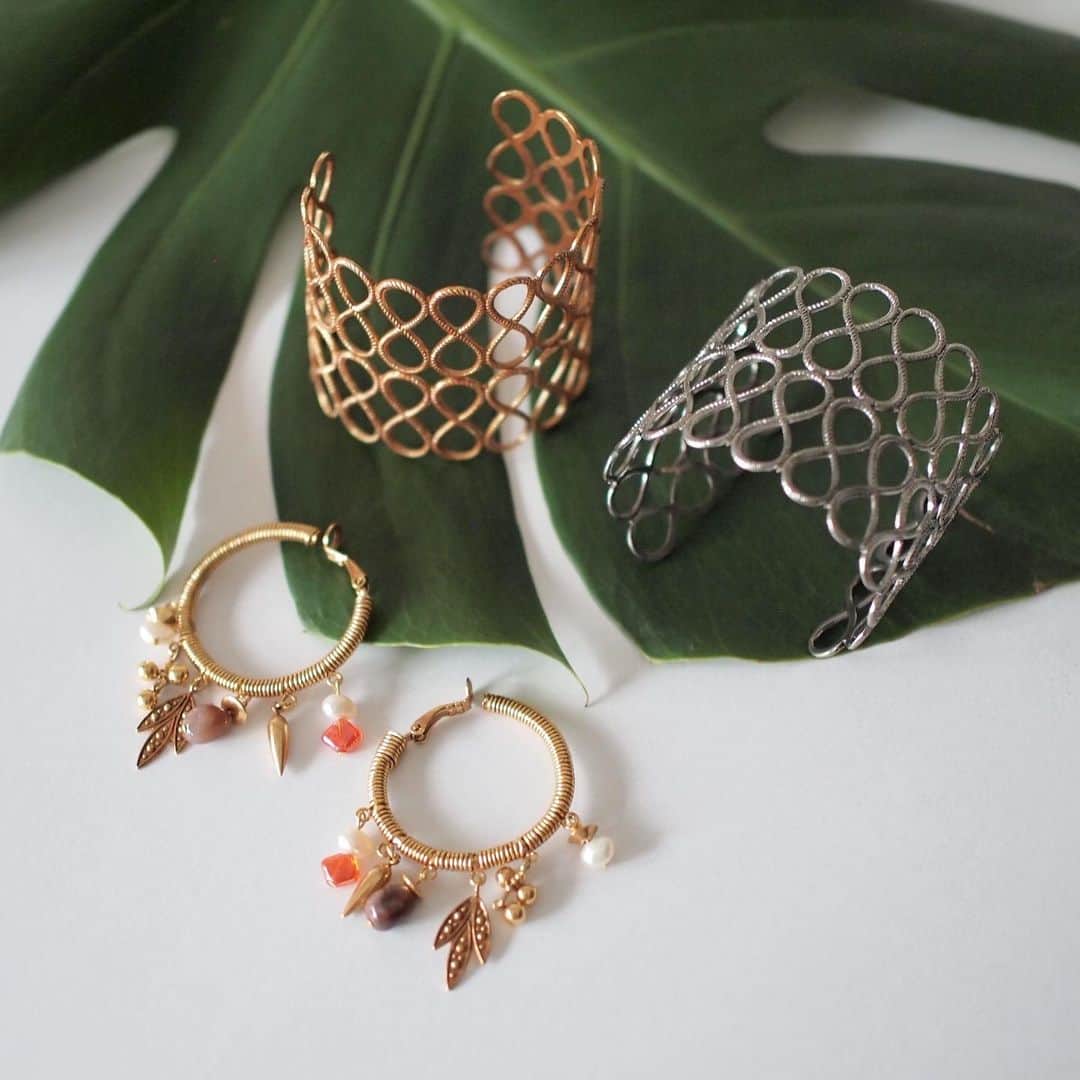 アデルさんのインスタグラム写真 - (アデルInstagram)「#aderbijoux 2021 SPRING / SUMMER COLLECTION "VILLA DES MYSTÈRES"  ・INFINI bangle ・LA TERRE vintage beads hoop earring  #ADER #21ss #villadesmystères  #jewelry #accessory #vintage #deadstock」2月13日 11時47分 - ader_official