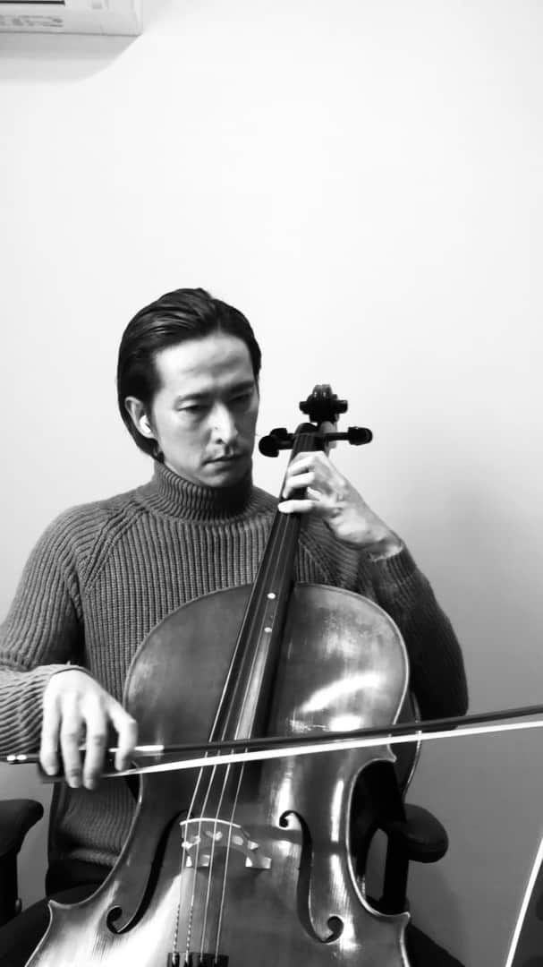 秋山真太郎のインスタグラム：「187日目✨Day187✨ If a 38-year-old man who can't read musical score suddenly starts playing the cello🎻 #チェロ#cello#첼로#클래식#gavotteincminor#bach#ハ長調のガボット#バッハ」