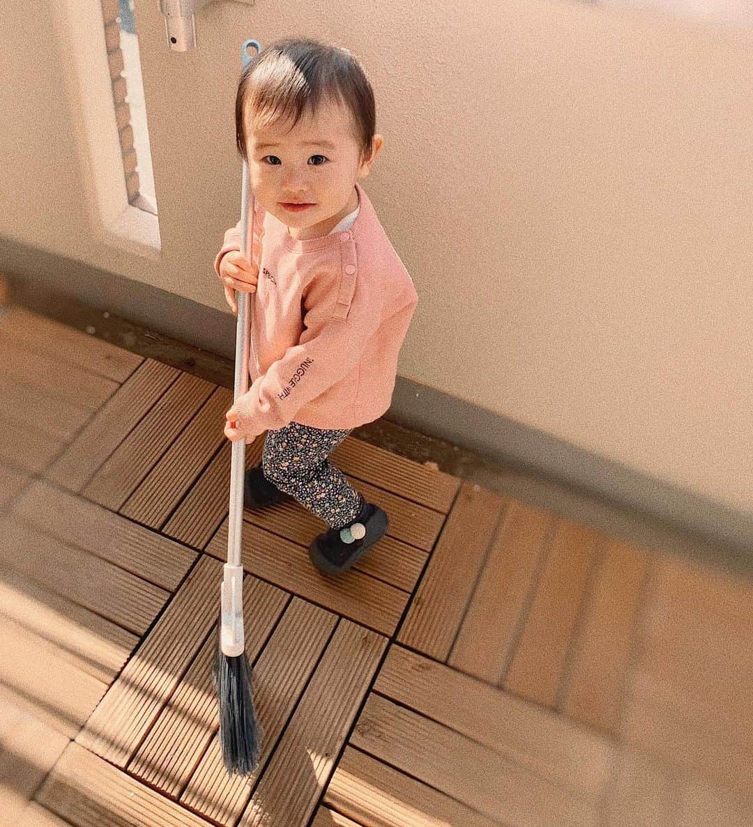 来夏のインスタグラム：「#☀️ おそうじ娘🧹 いろんなこと真似できるようになって感動🥰 もうすっかり赤ちゃん感なくなったな〜 はやい🥺 #1歳2ヶ月 #1year2months  #saturday」