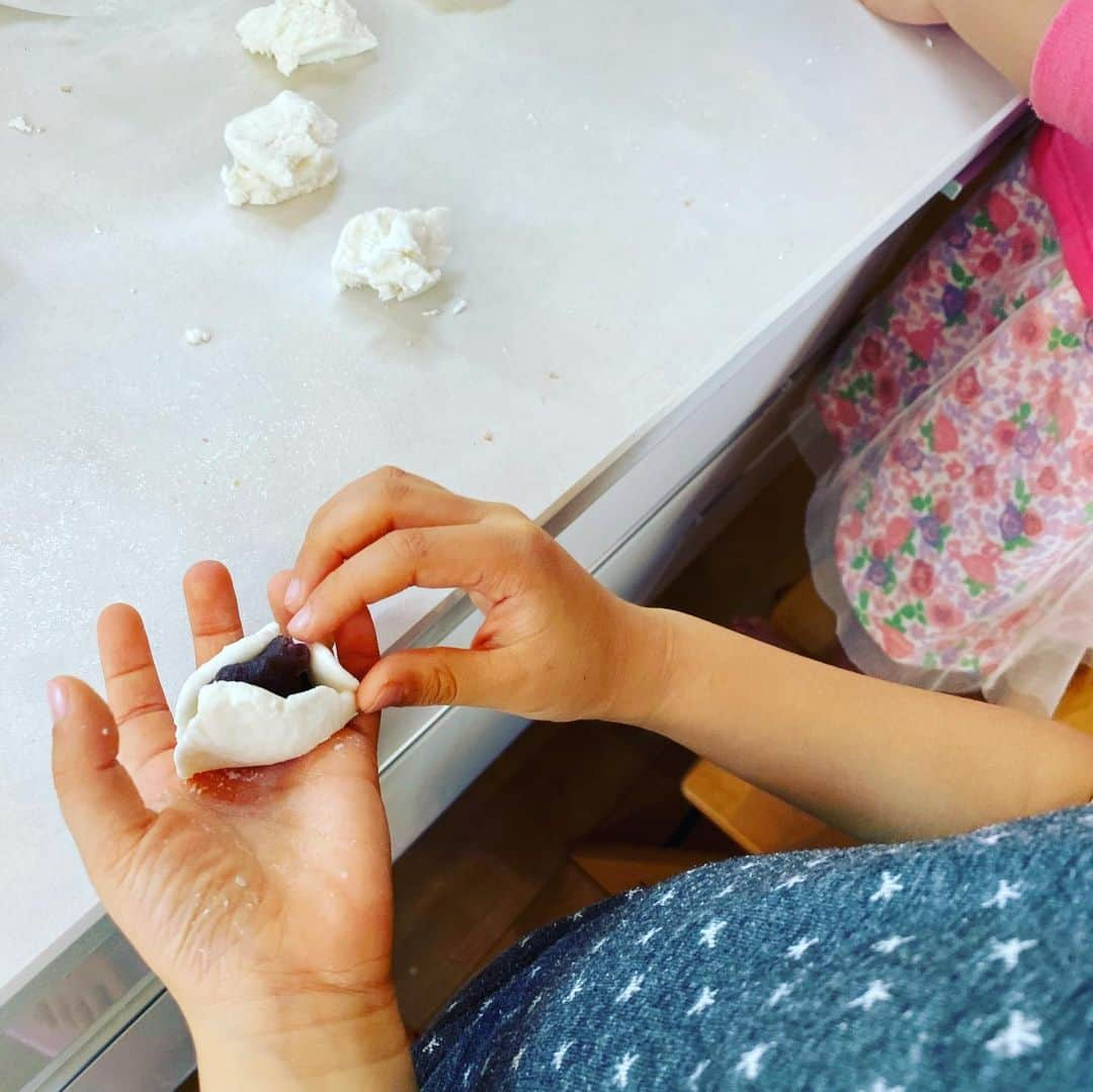 長澤奈央さんのインスタグラム写真 - (長澤奈央Instagram)「ごま団子が食べたいって言われたけどなかったので作りました。簡単で美味しくて大満足！ 天気が良くて気持ちが良い土曜日ですね。  #親子クッキング #ごま団子」2月13日 11時49分 - nagasawana_official