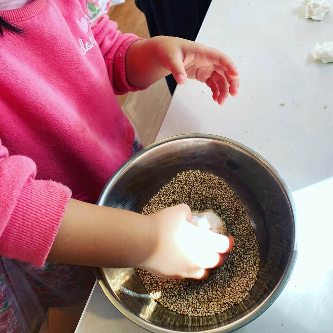 長澤奈央さんのインスタグラム写真 - (長澤奈央Instagram)「ごま団子が食べたいって言われたけどなかったので作りました。簡単で美味しくて大満足！ 天気が良くて気持ちが良い土曜日ですね。  #親子クッキング #ごま団子」2月13日 11時49分 - nagasawana_official