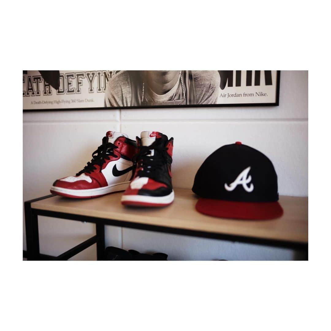 UZのインスタグラム：「Today’s kicks and cap!!!! いい土曜日を😆  #airjordan1homeagetohome #neweraauthenticcap」