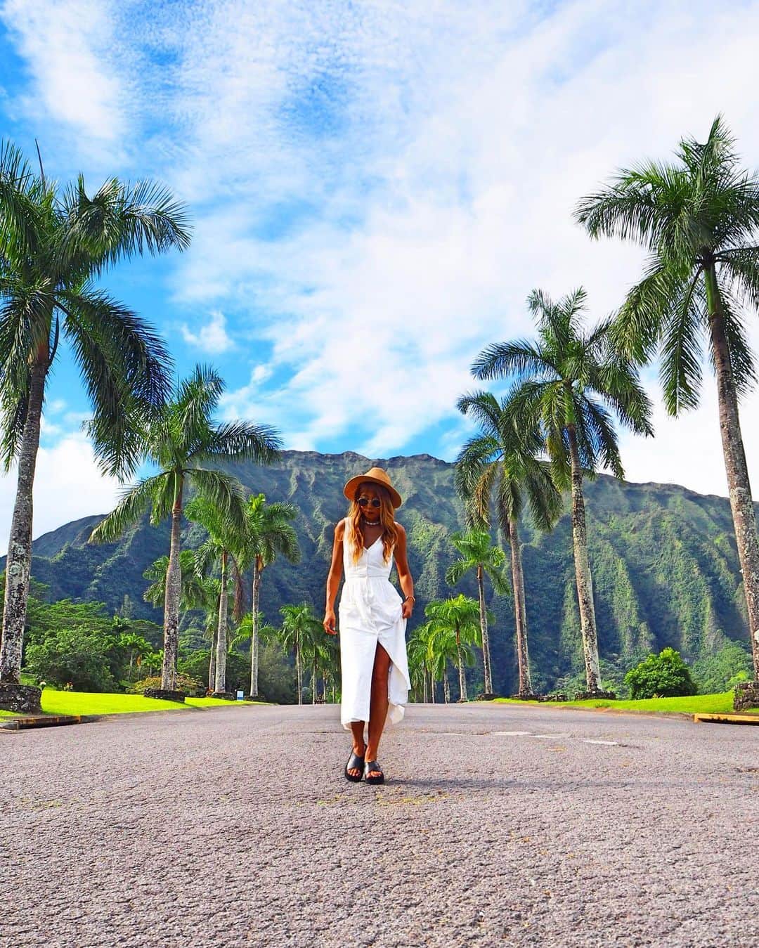 shihoのインスタグラム：「💚♥️🌴♥️💚 ・ 📍Valley of the Temples Memorial Park   The Byodo-In Temple ・ ズラーっと並んだヤシの木は 可愛くてインパクトたっぷりで たくさん写真を撮りたくなっちゃうよね♡ ・ このヤシの木の先にあるのが 1968年に建立された平等院。 ここは日本？！って思ってしまう雰囲気。 うしろにはコオラウ山脈があり Hawaiiと日本の素敵な景色が広がってるの♡ 2枚目の写真は曇っていて コオラウ山脈がほとんど見えないけど。笑 曇りも独特な雰囲気が出ていて素敵だよね☺️ ・ #hawaii#islandofoahu#oahu#ハワイ#trip #オアフ島#travel#loco_hawaii#travel_jp #funtorip#タビジョ#旅MUSE#genic_travel #genic_mag#たびねす#旅行#genic_hawaii #valleyofthetemples#thebyodointemple #temple#templehawaii#park#oahuhawaii #tabijyomap_hawaii#lealeahawaii#2021」