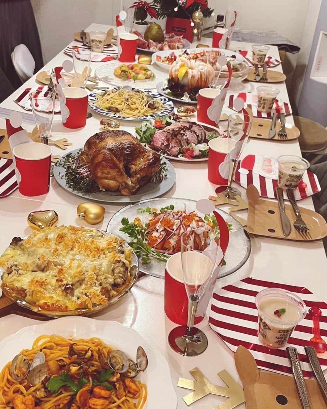 佐倉知里のインスタグラム：「Christmas house party 🎄🎁🎅 . 去年ですが😂 腕をふるいました♡ 皆が美味しい美味しいって食べてくれて もうそれだけで嬉しくて😭💓 (カリフラワームース載せ忘れた😢ケーキもあったよ🎂) . ドレスコードは赤か白🎅🏻 1500円プレゼント交換もしたよ🎁 . 楽しくて面白くてみんな飲みすぎで笑(ワインの空き瓶の量が凄かったなぁ) 平和すぎる最高の クリスマスパーティーでした🎂🍷💕 . . #xmasparty#houseparty  . #時差投稿」