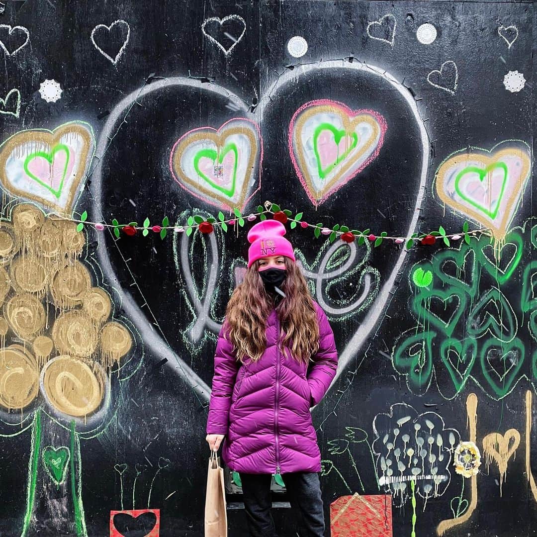 Ilana Wilesのインスタグラム：「Last weekend, while it was snowing, Mazzy requested some one on one time. She wanted to go on a Squishmallow search, buy Harlow a Valentine’s Day present and get some new clothes. We’ve bought everything online for so long, and Mazzy has never really been interested in shopping before (except going to Target), so this was kind of a first for us. The combo of the pandemic and the snow storm meant that the streets and the stores were all empty except for a few salespeople and us. I mean, EMPTY. What a crazy experience. It was like Mazzy and I had NYC all to ourselves. I love hanging out with her, just her, so much. I love even more that it was her idea. ❤️」
