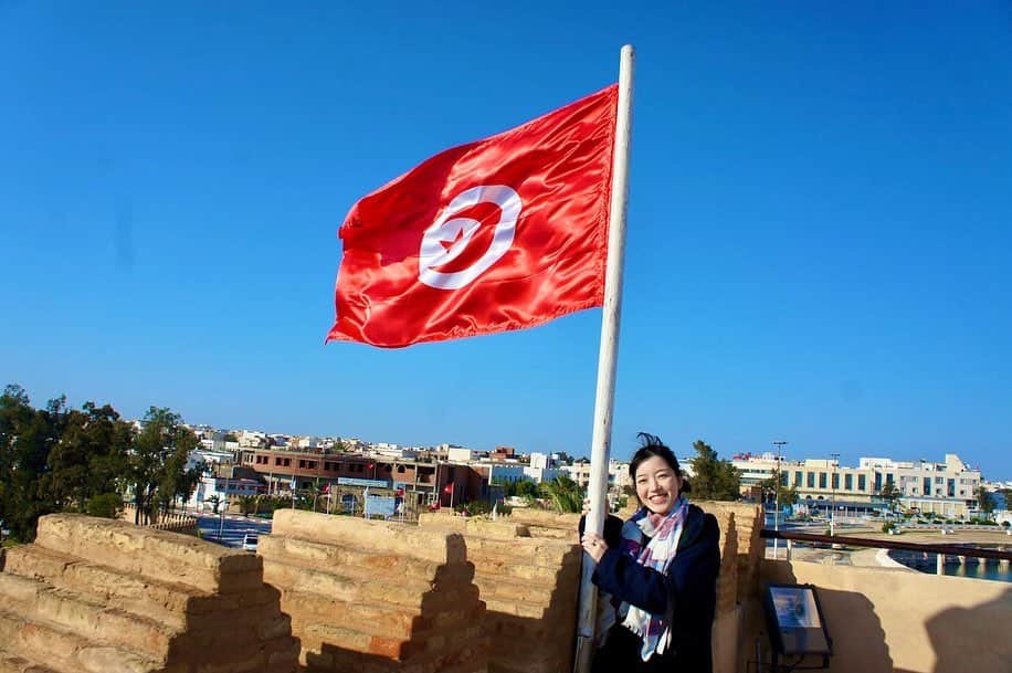 すずきあすかのインスタグラム：「昨日のテニスの大阪なおみ選手の対戦相手がチュニジアのジャバー選手だったので、チュニジア旅行の写真をば🇹🇳 国旗もかわいいし、日本と同じ赤と白だから好感が持てるよね♪  #チュニジア #チュニジア旅行 #旅行 #travel #観光 #海外旅行 #Tunisia #青空 #国旗 #旅 #テニス #あすにゃん旅行」