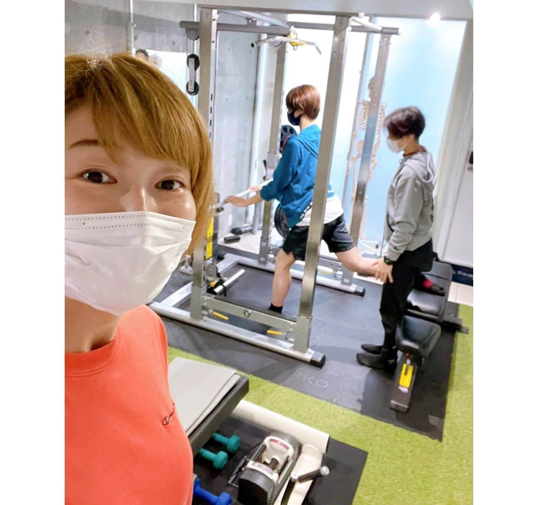 迫田さおりさんのインスタグラム写真 - (迫田さおりInstagram)「・ めちゃくちゃ楽しかった🏋️‍♀️💨 ・ 舞子にお願いしてななえちゃんのトレーニングに一緒に連れてってもらったよ♪ ・ ななえちゃんとは、ほぼ初めまして🙈 緊張したけど、なんか普通に接せれた笑 トレーニングの時は、厳しさ＋優しさ満点で指導してくれました🏋️‍♀️笑 ・ 何より新しい発見が舞子のトレーニングの取り組み‼︎ いやーぁ… やっぱり舞子ってやる時はやるんだよなぁ🤔さすが🙇‍♀️ 出来る出来ないではなくて「やる‼︎」っていう姿を生で見れた瞬間でした🥺✨ ・ 舞子とななえちゃんと一緒だったから楽しさ倍増のトレーニングができて幸せでしたーぁ🙌 ・ 今日も筋肉痛だけど、筋肉痛になっていることが嬉しい気もする笑 ・ ななえちゃん舞子ありがとう😊 ・ ・ #滝沢ななえ  #狩野舞子」2月13日 11時54分 - saori.rio