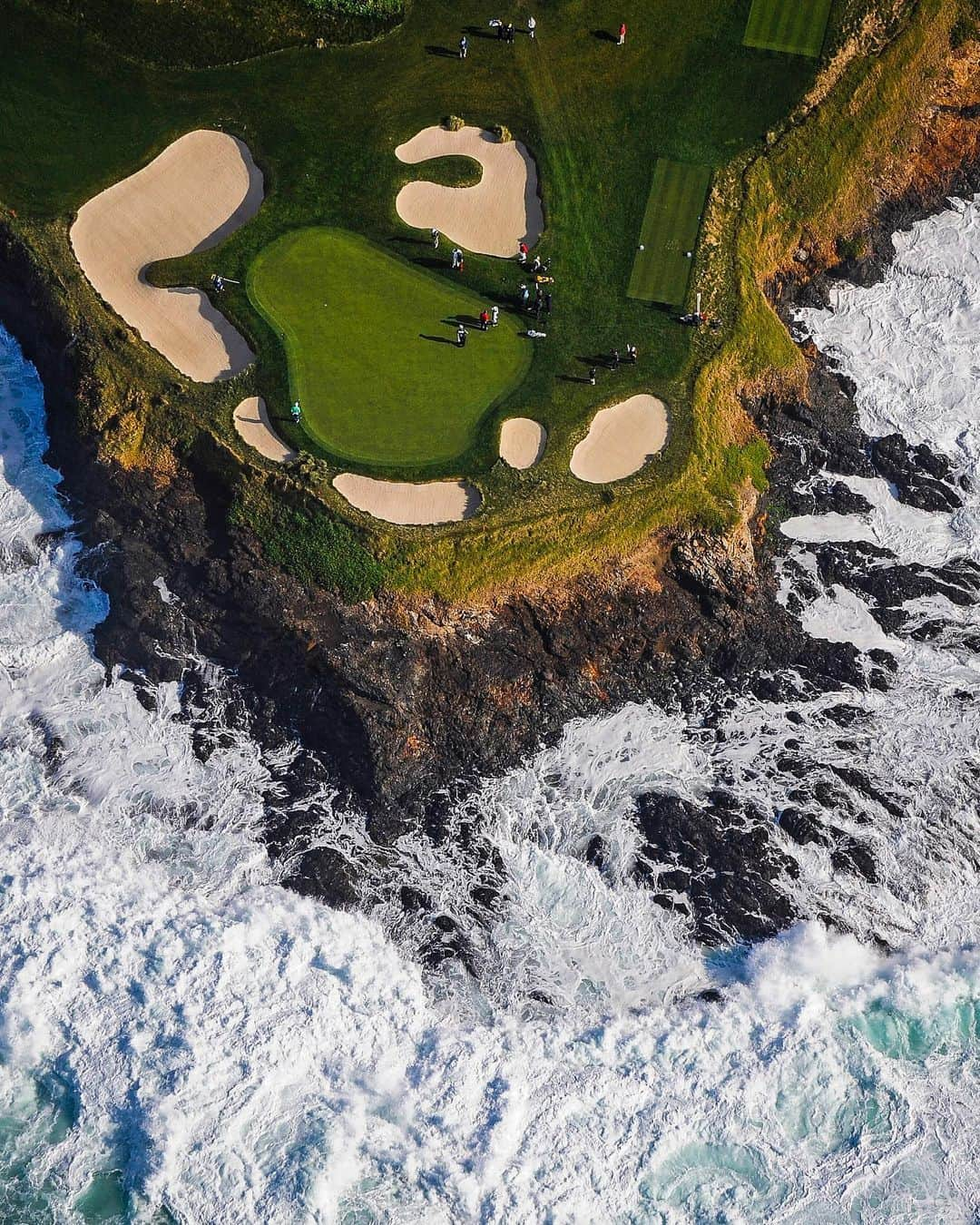 PGA TOURさんのインスタグラム写真 - (PGA TOURInstagram)「The 7th hole at Pebble Beach. Some places you just have to see to believe. 😍」2月13日 11時56分 - pgatour