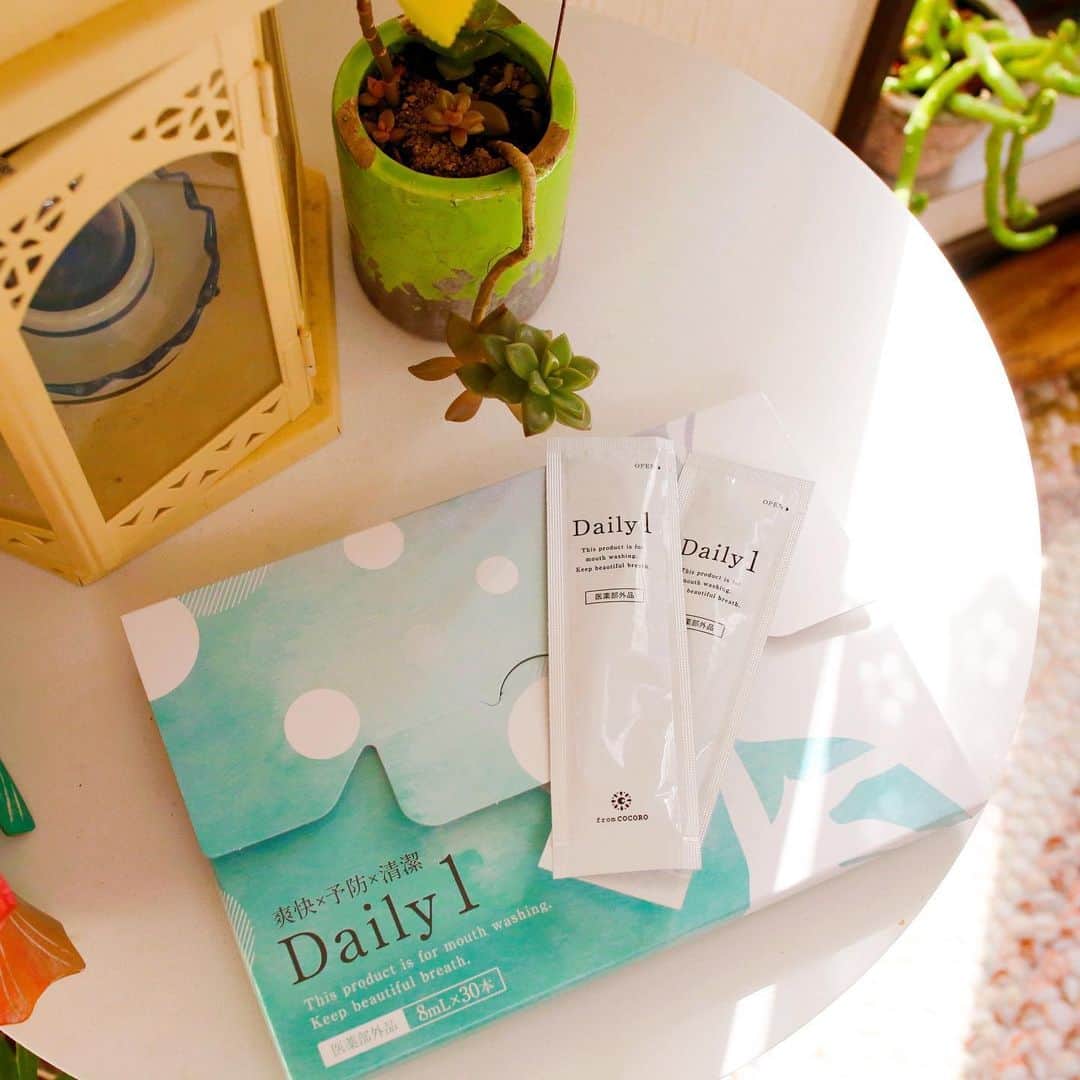 amiのインスタグラム：「．  Favorite mouthwash  気になっていた大人気のマウスウォッシュ 「daily1」が届きました〜🥺❤️ @fromcocoro.official  こちら、厳選された2種の有効成分 9種の植物由来成分が入っています❤️  ブラッシングでホワイトニングが できて、いつでも手軽に口臭ケアが できちゃいます✨  見た目も素敵だし 外出先でも手軽に使えるので オススメですよ〜❤️  ． #daily1 #マウスウォッシュデイリーワン #マウスウォッシュdaily1 #口臭ケア #オーラル」