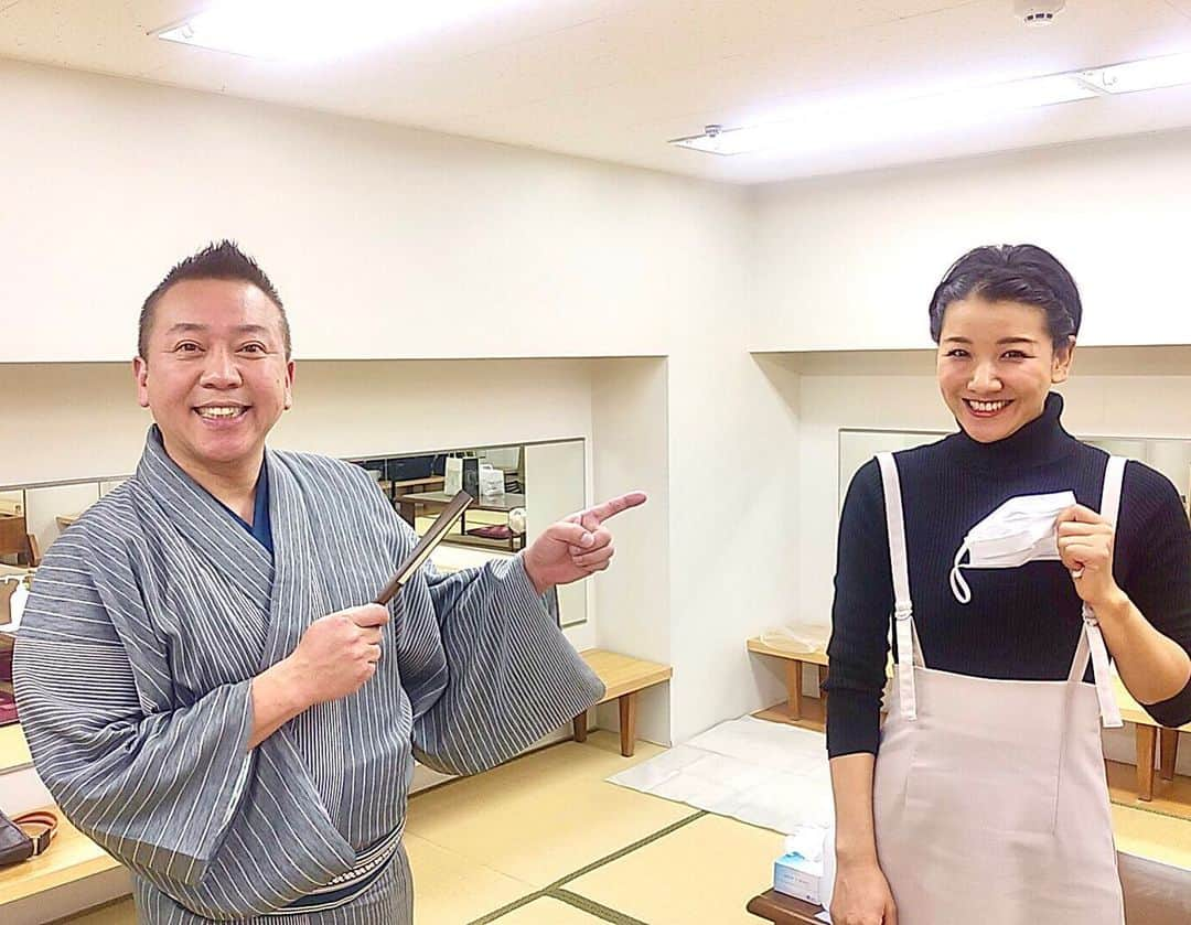 林家あずみさんのインスタグラム写真 - (林家あずみInstagram)「昨日、町田市民ホールでの林家たい平独演会に出演させていただきました。 楽屋で終演後に夢空間さんが撮ってTwitterにあげて下さったお写真をお借りしました😆💕写真の時だけマスクを一瞬はずしましたが、少し離れて撮影☺️  #町田市民ホール #林家たい平独演会 #林家あずみ」2月13日 12時04分 - kurohime424